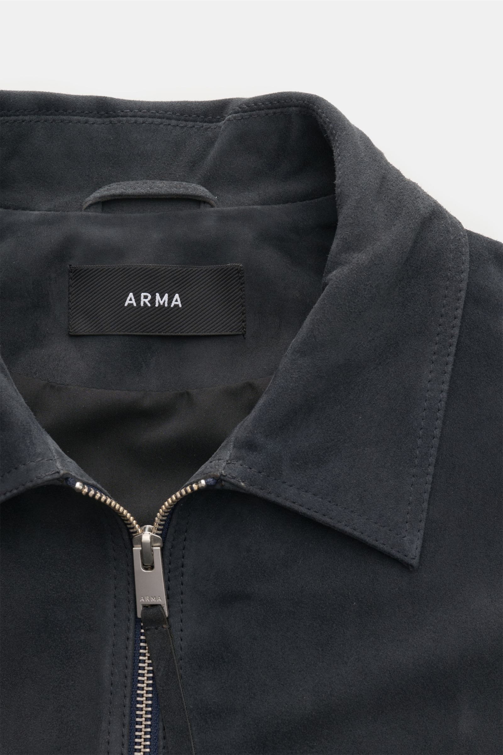 Nahaufnahme der Arma Velourslederjacke 'Kale' anthrazit mit Umlegekragen, weichem Veloursleder und Zwei-Wege-Reißverschluss.