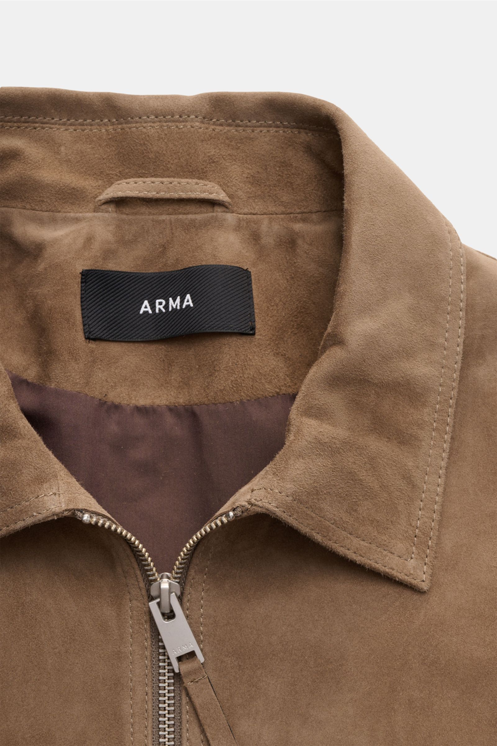 Nahaufnahme der Arma Velourslederjacke 'Kale' taupe aus softem Veloursleder mit Umlegekragen und Zwei-Wege-Reißverschluss, Innenfutter sichtbar.