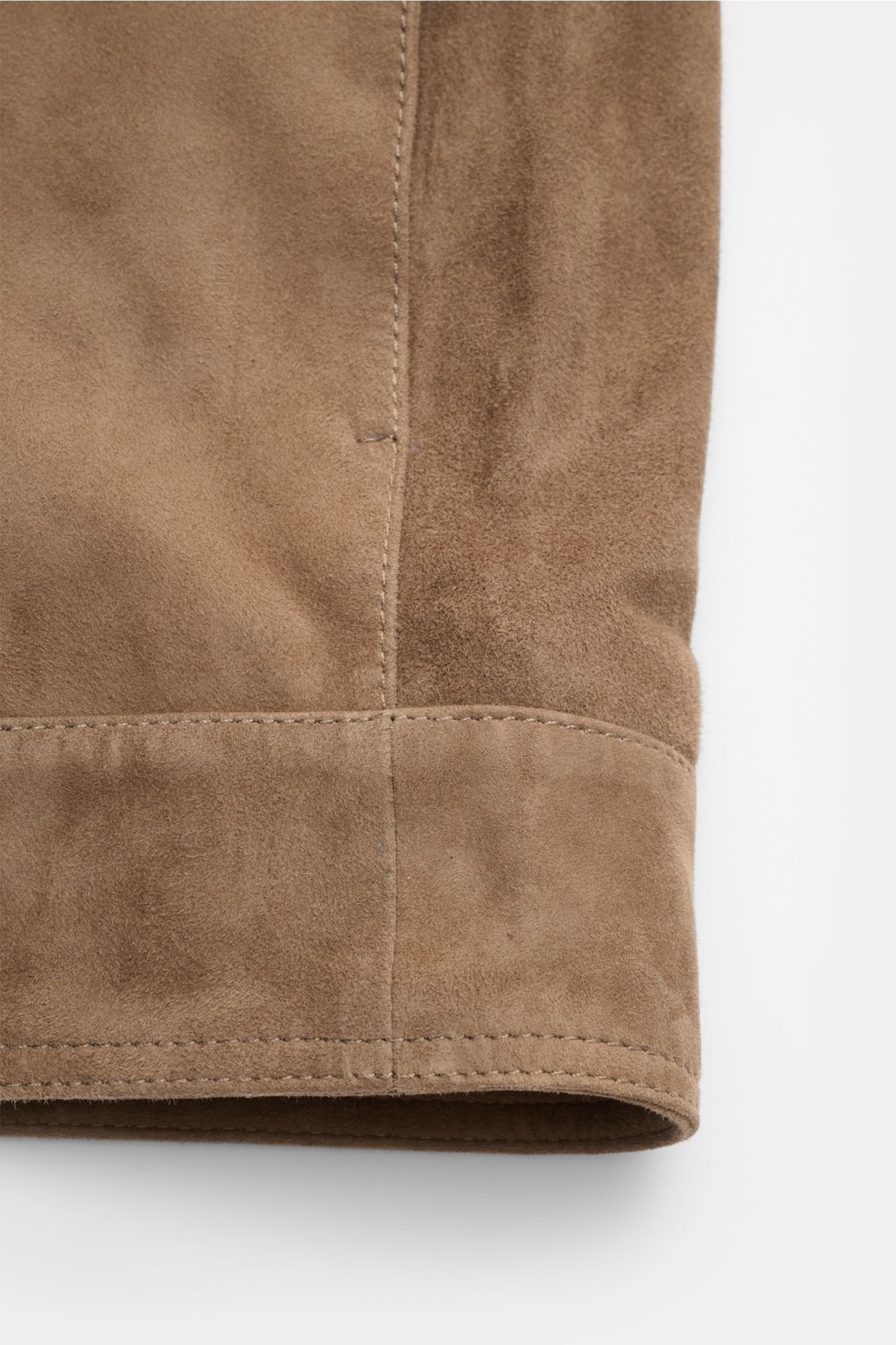 Arma Velourslederjacke 'Kale' taupe, Detailaufnahme des Ärmels aus softem Veloursleder mit weichem Griff, Slim Fit, Umlegekragen.