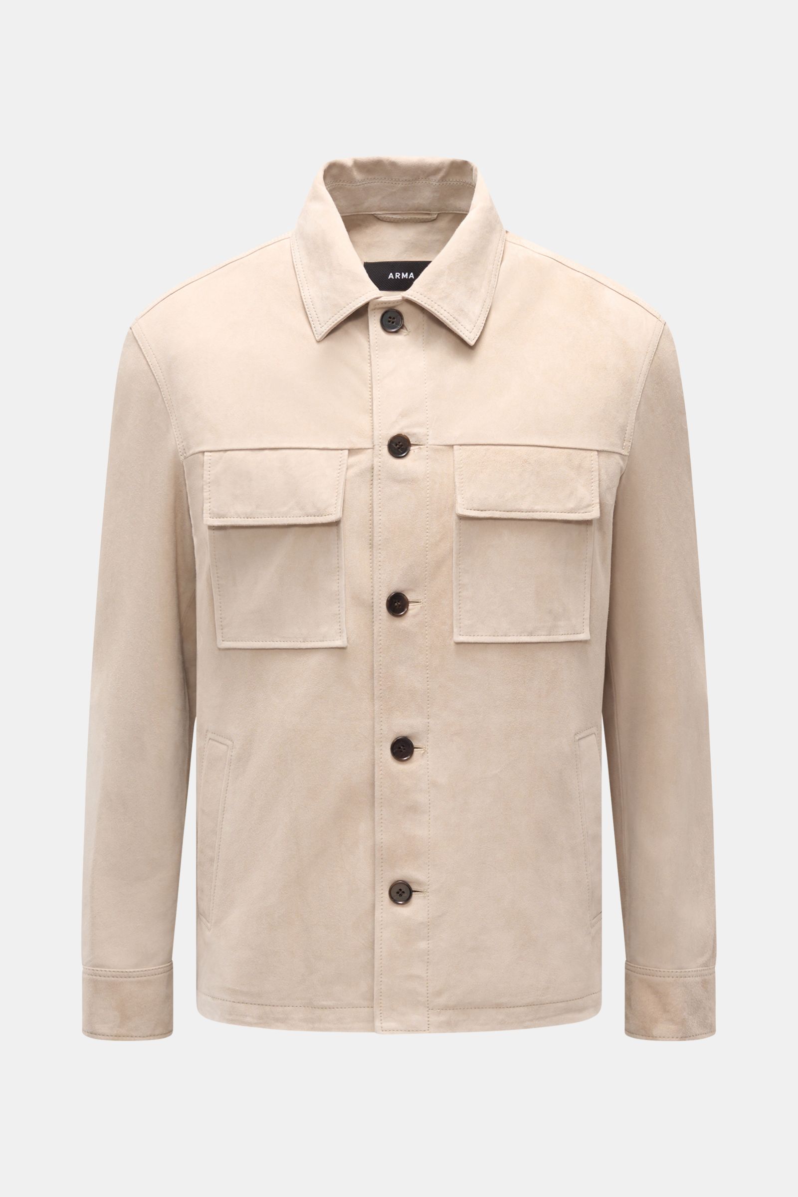  
Frontal fotografierte Arma Velourslederjacke 'Mex' sand mit Umlegekragen, fünf-Knopf-Leiste, vier Fronttaschen und Ärmeln mit Knopfabschluss.