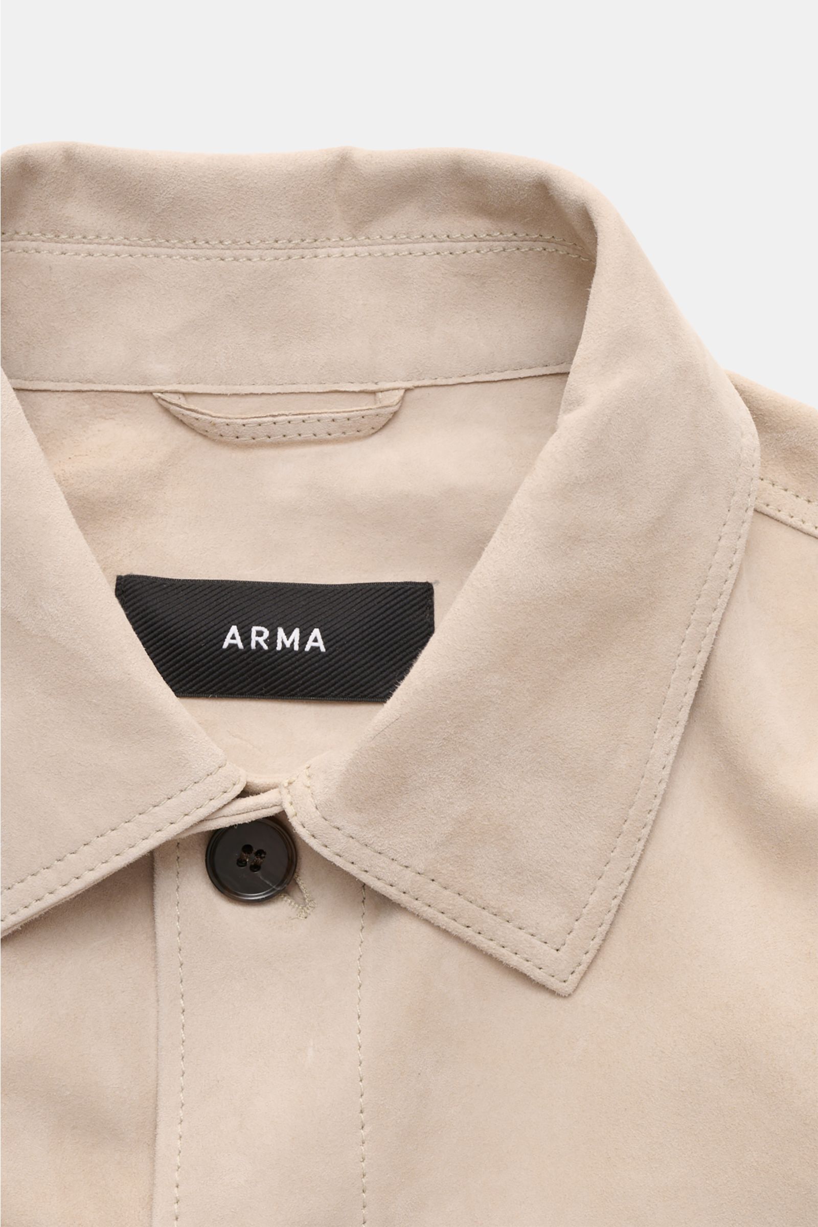 Nahaufnahme der Arma Velourslederjacke 'Mex' sand von oben, zeigt Umlegekragen, Fünf-Knopf-Leiste und softes, sandfarbenes Veloursleder.