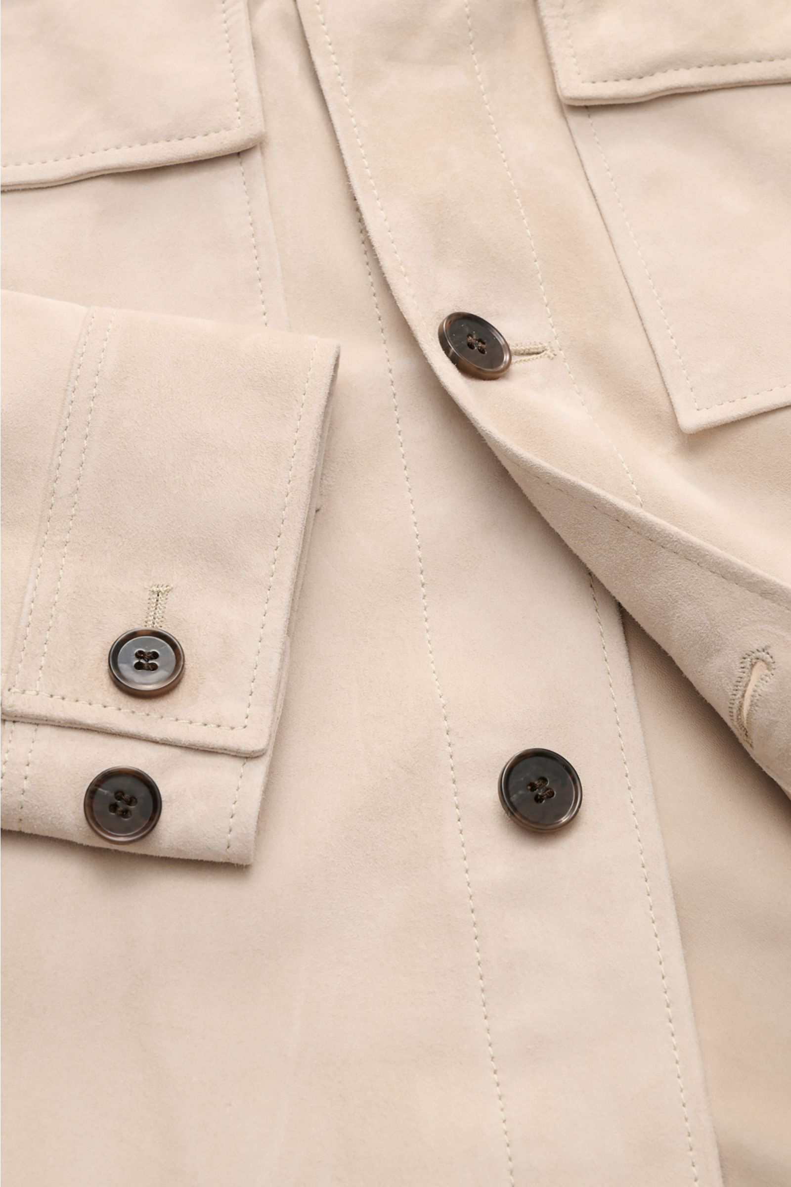 Nahaufnahme der Arma Velourslederjacke 'Mex' sand von vorne, zeigt softes Veloursleder, Slim Fit, Umlegekragen, fünf Knöpfe, vier Fronttaschen und Ärmelabschlüsse mit Knopf.