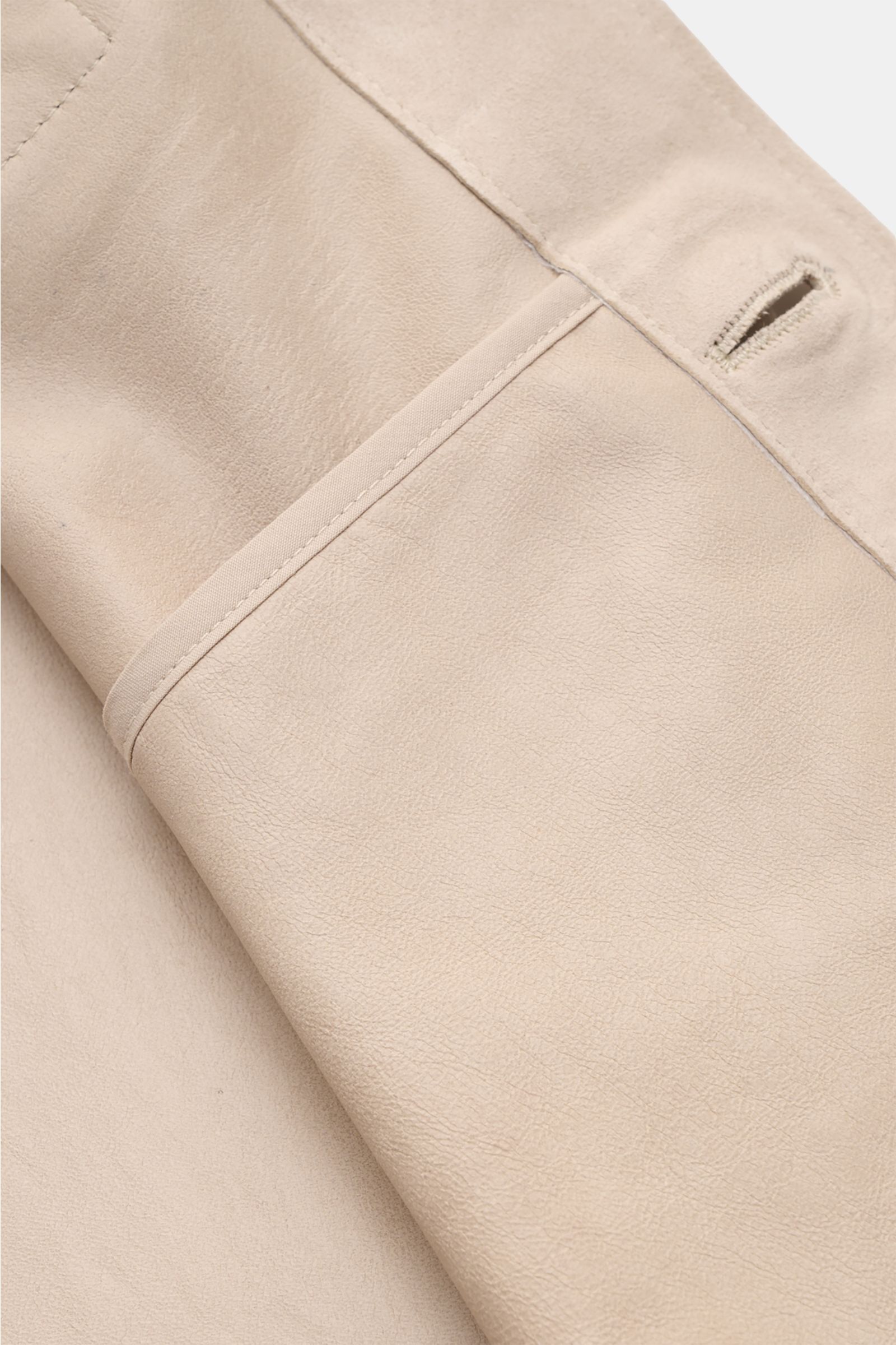 Nahaufnahme der Arma Velourslederjacke 'Mex' sand, Detailansicht des weichen Veloursleders und der Futternaht, von innen fotografiert.