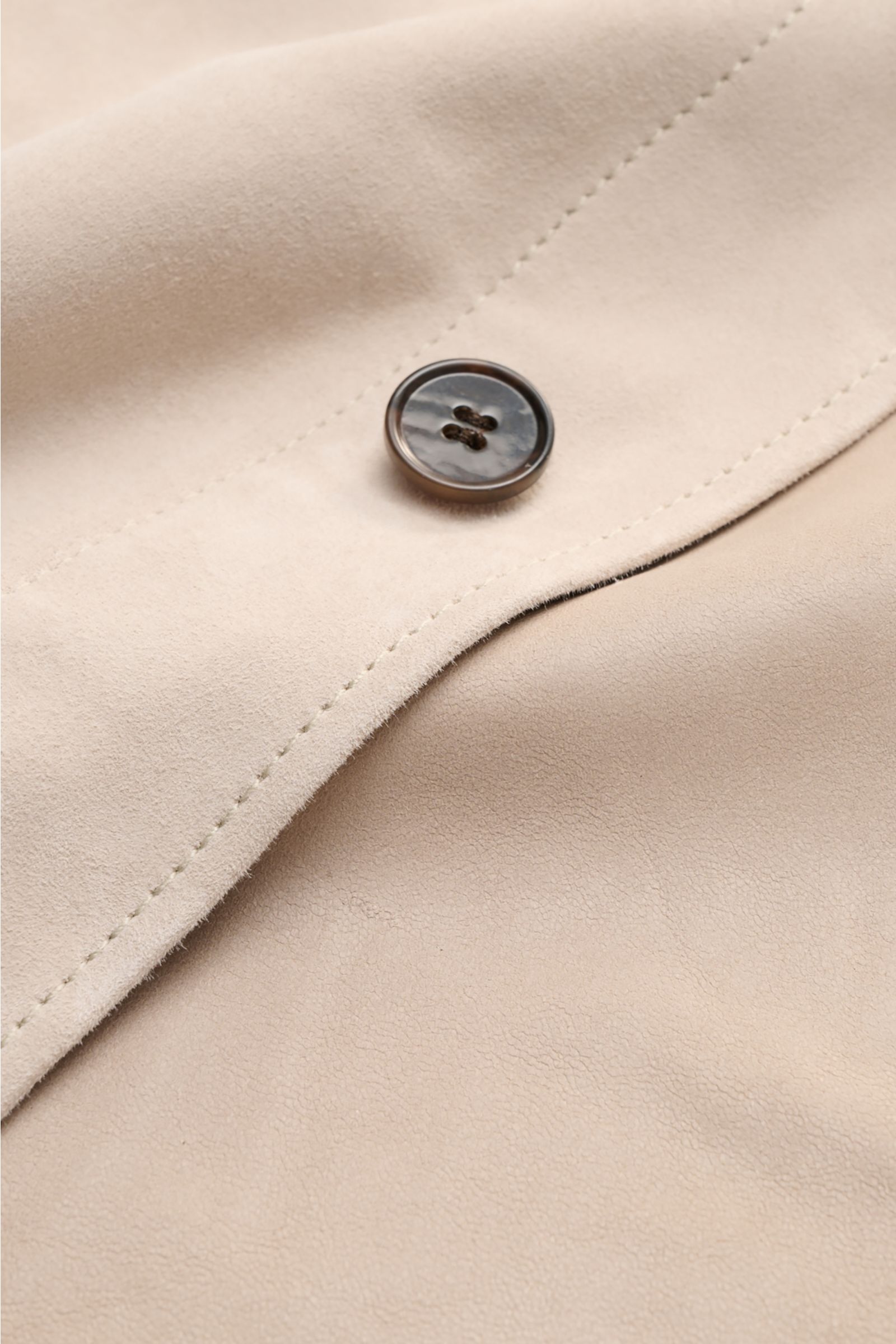 Nahaufnahme der Arma Velourslederjacke 'Mex' sand zeigt weiches Veloursleder, Knopf und feine Naht im Slim Fit.