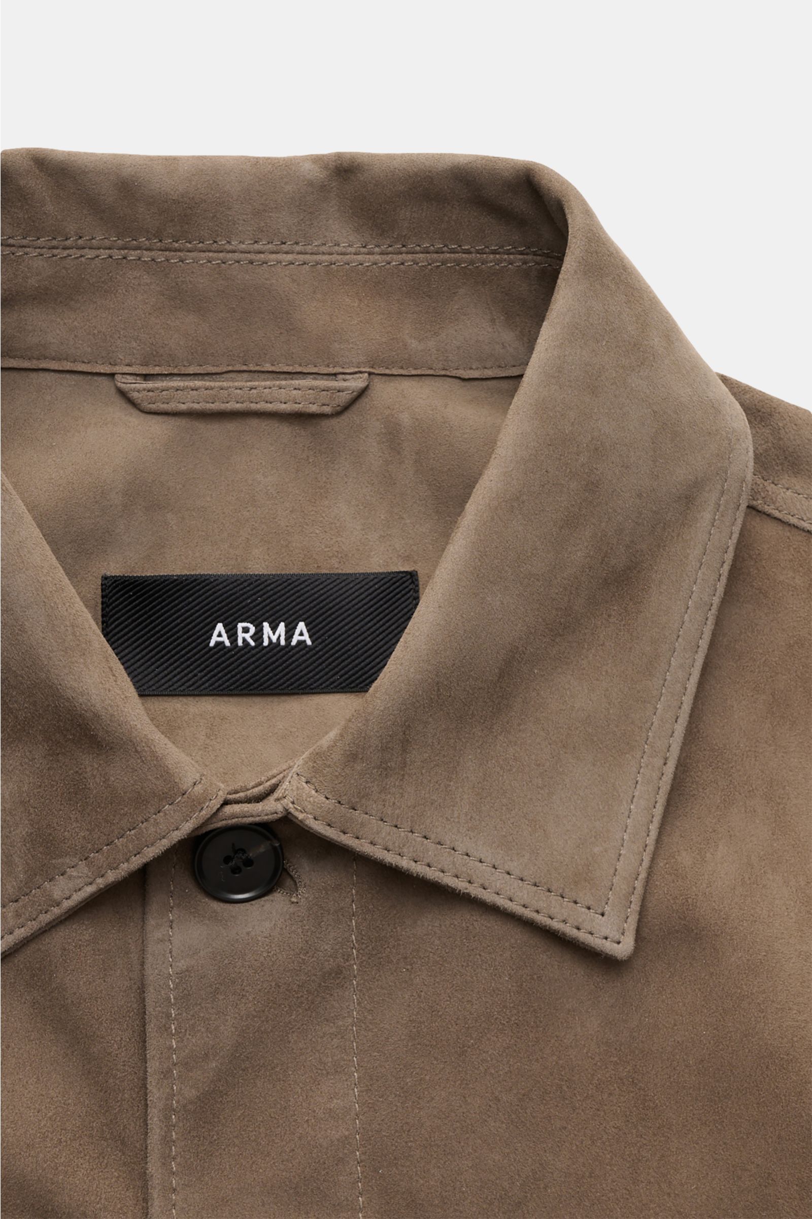 Nahaufnahme der Arma Velourslederjacke 'Mex' khaki von oben, zeigt Umlegekragen, soften Griff, Slim Fit, Fünf-Knopf-Leiste.