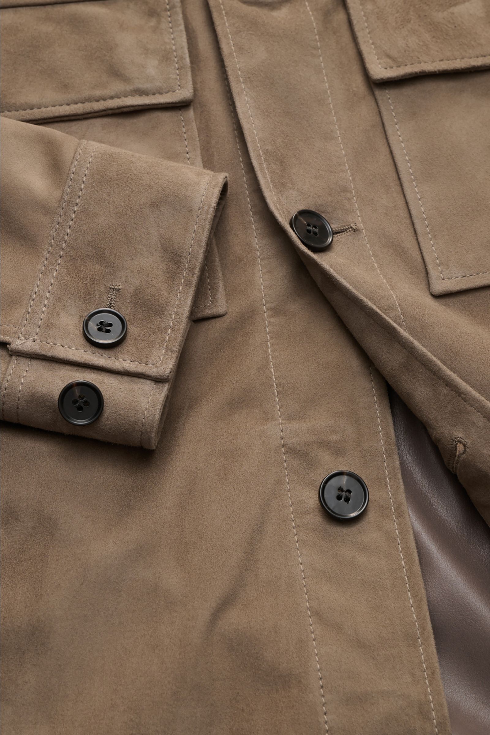 Arma Velourslederjacke 'Mex' khaki aus softem Veloursleder mit Slim Fit, Umlegekragen, Fünf-Knopf-Leiste, vier Fronttaschen, Ärmelknöpfen, geschmeidigem Futter, zwei Innentaschen, Nahaufnahme von Knöpfen und Ärmelabschluss.