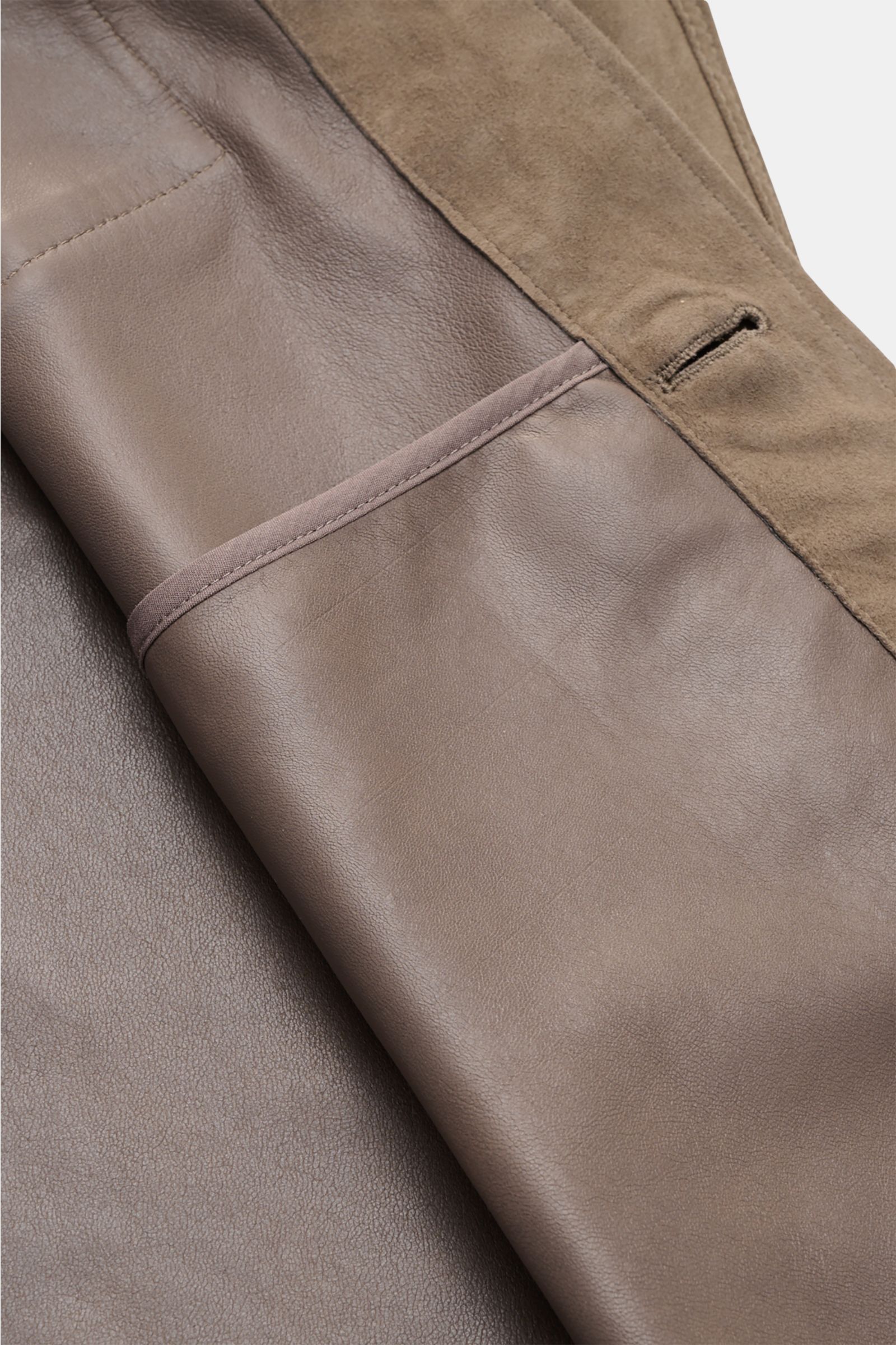 Nahaufnahme der Innenseite der Arma Velourslederjacke 'Mex' khaki mit weichem Veloursleder, geschmeidigem Futterstoff und Innentasche.