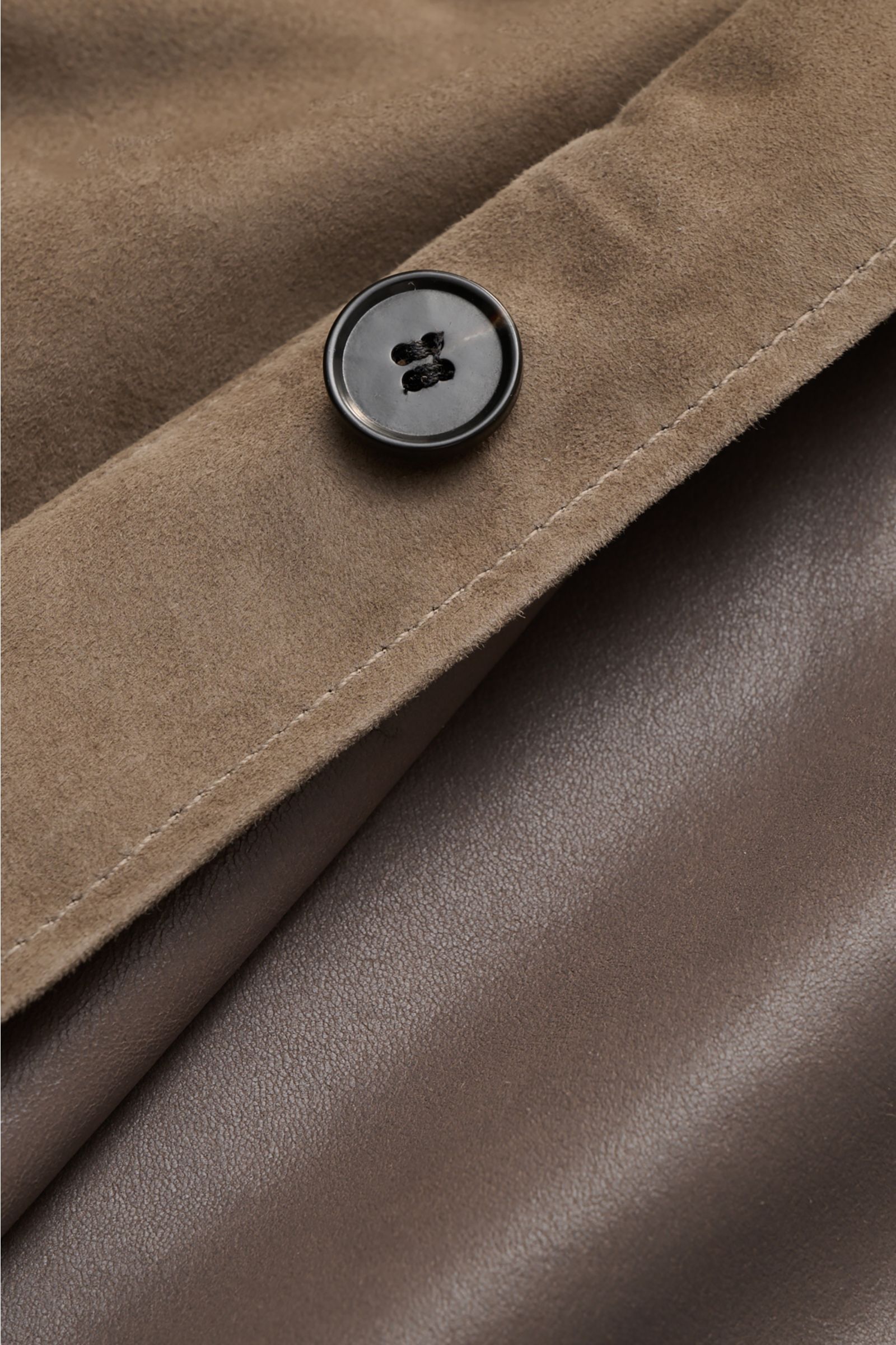 Nahaufnahme der Arma Velourslederjacke 'Mex' khaki, zeigt weiches Veloursleder, Knopfdetail und geschmeidiges Innenfutter.