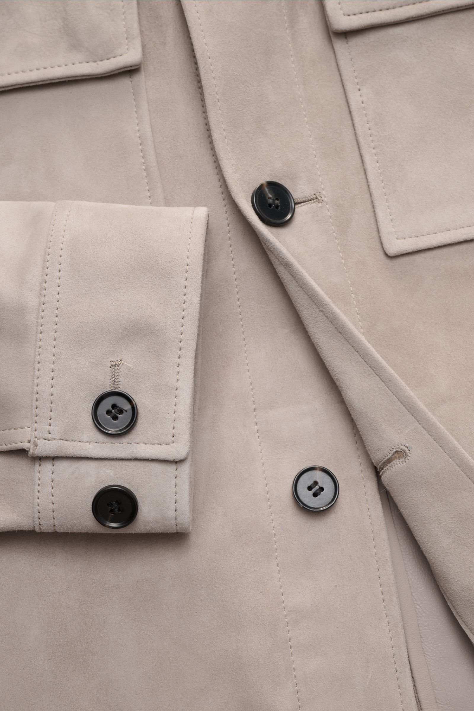 Nahaufnahme der Arma Velourslederjacke 'Mex' hellgrau, softes Veloursleder, Slim Fit, Umlegekragen, 5-Knopf-Leiste, 4 Fronttaschen und Ärmel mit Knopf.