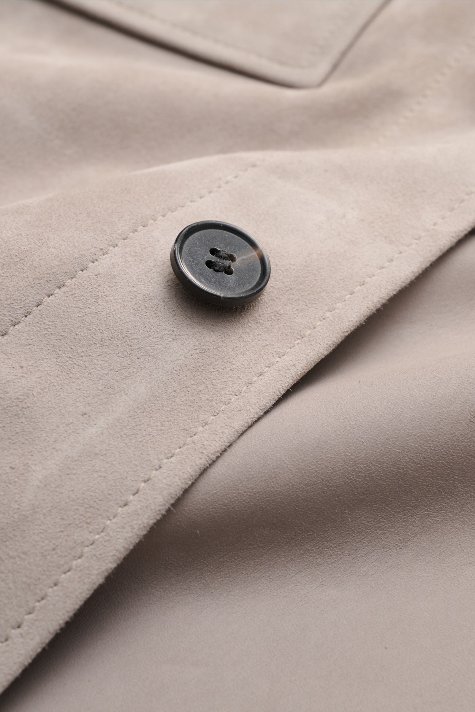 Nahaufnahme der hellgrauen Arma Velourslederjacke 'Mex' aus softem Veloursleder mit Fünf-Knopf-Leiste und weichem Griff, Detailfoto von oben schräg.