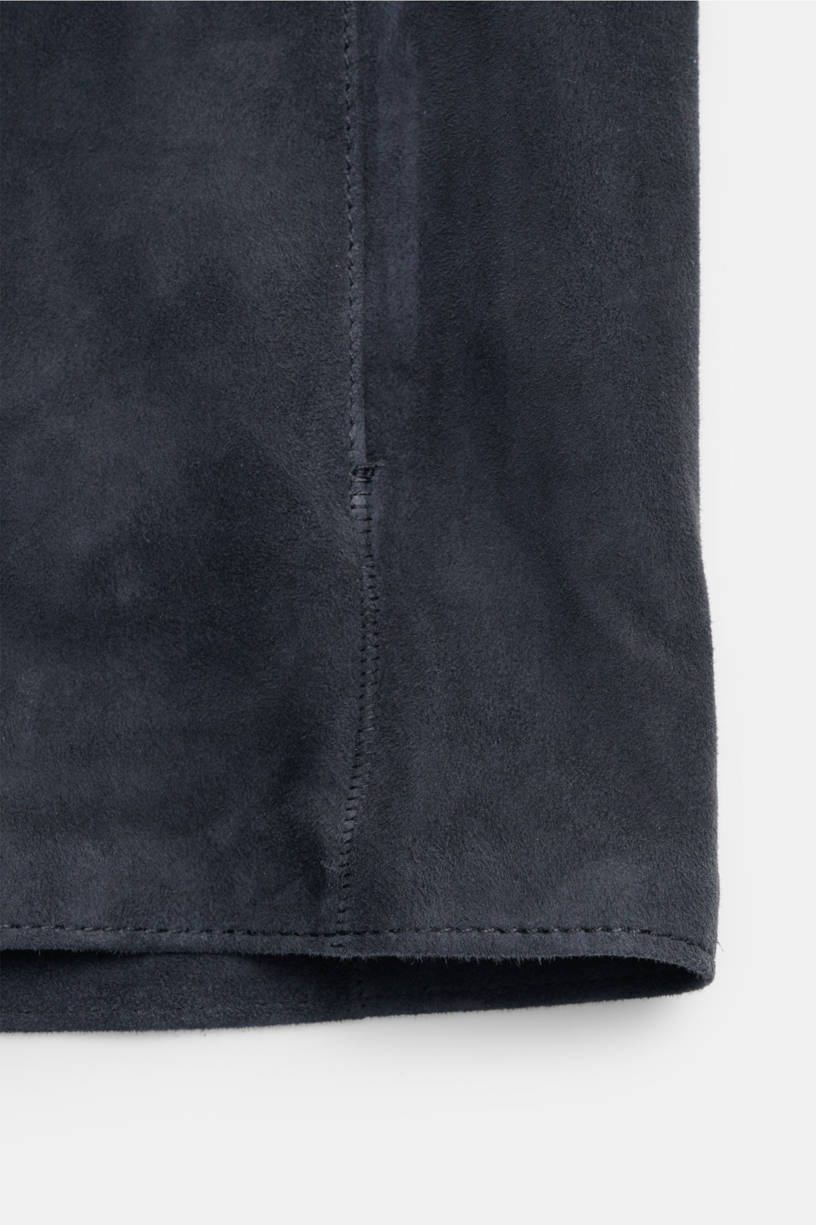 Close-up of navy soft velours leather and stitching detail of the Arma Velourslederjacke 'Dino' navy, photographed from the side edge.

Stilvoller Begleiter für die Übergangszeit: Die Velourslederjacke von ARMA verleiht urbanen Looks zeitlose Raffiness