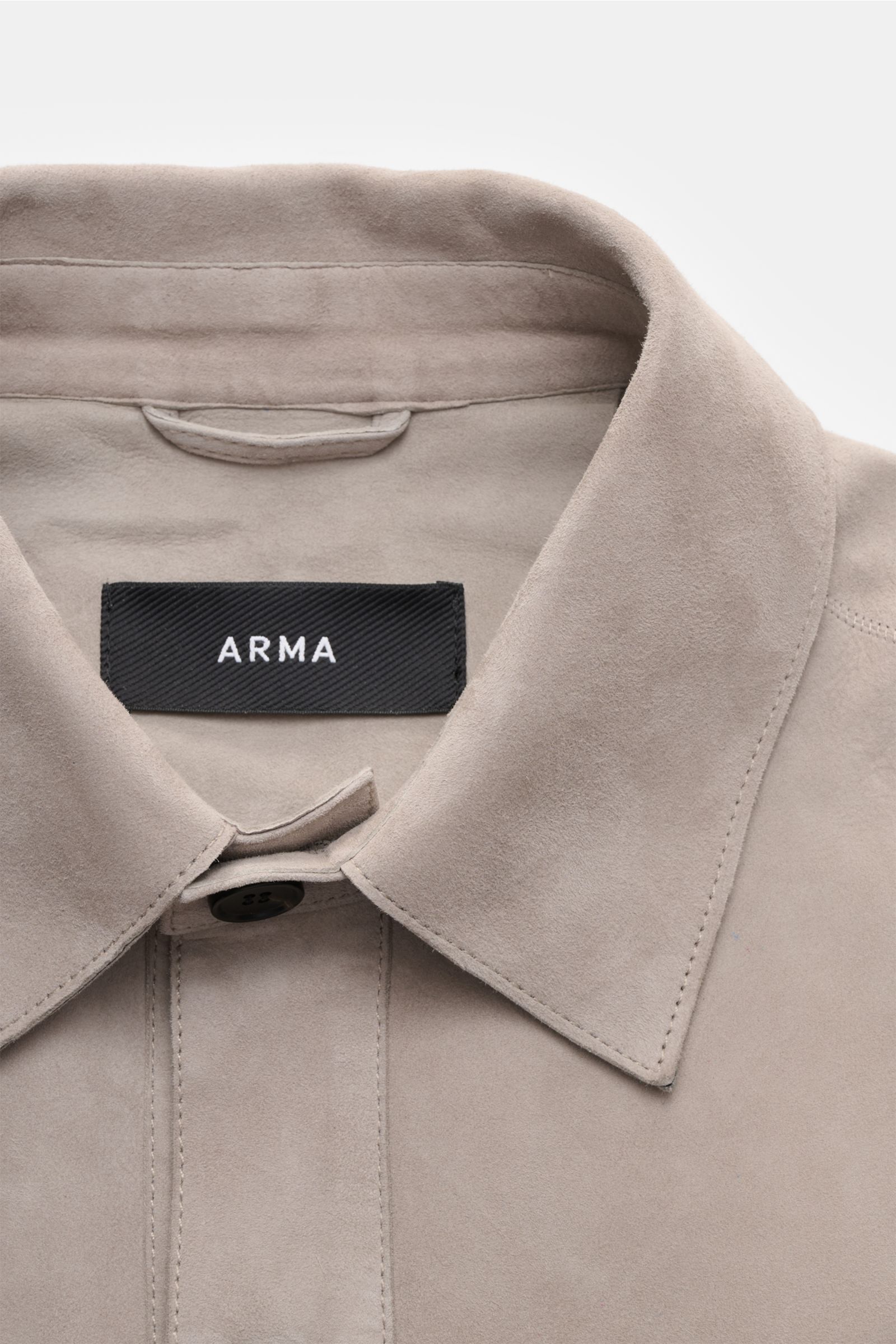 Close-up front view of Arma Velourslederjacke 'Dino' hellgrau showing soft light grey suede, slim fit, collar, and button detail.

Description incorporating provided content:
Stilvoller Begleiter für die Übergangszeit: Die Velourslederjacke von ARMA ve