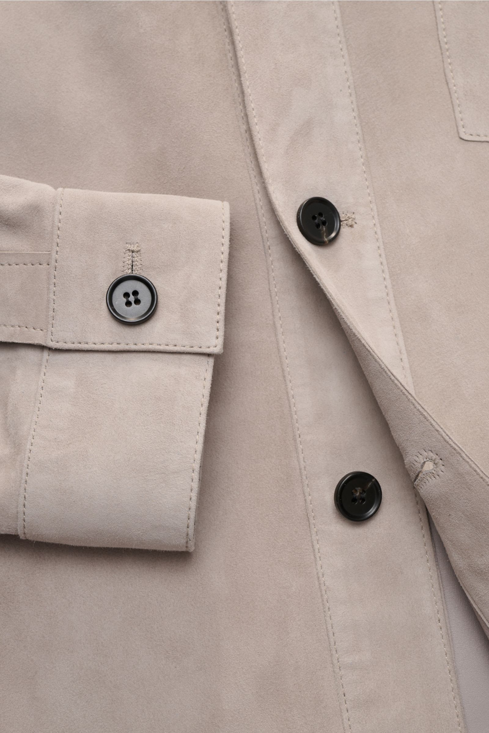 Close-up front view of Arma Velourslederjacke 'Dino' hellgrau showing soft grey suede, slim fit, unconstructed design, six-button placket, cuff with button, and detailed stitching. Stylish companion for transitional seasons with timeless urban refinement.