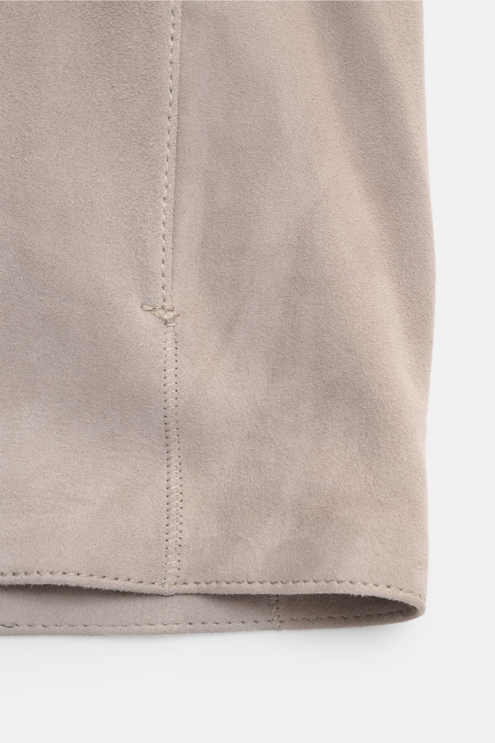 Close-up side view of Arma Velourslederjacke 'Dino' hellgrau showing soft velours leather, detailed stitching, and smooth texture.