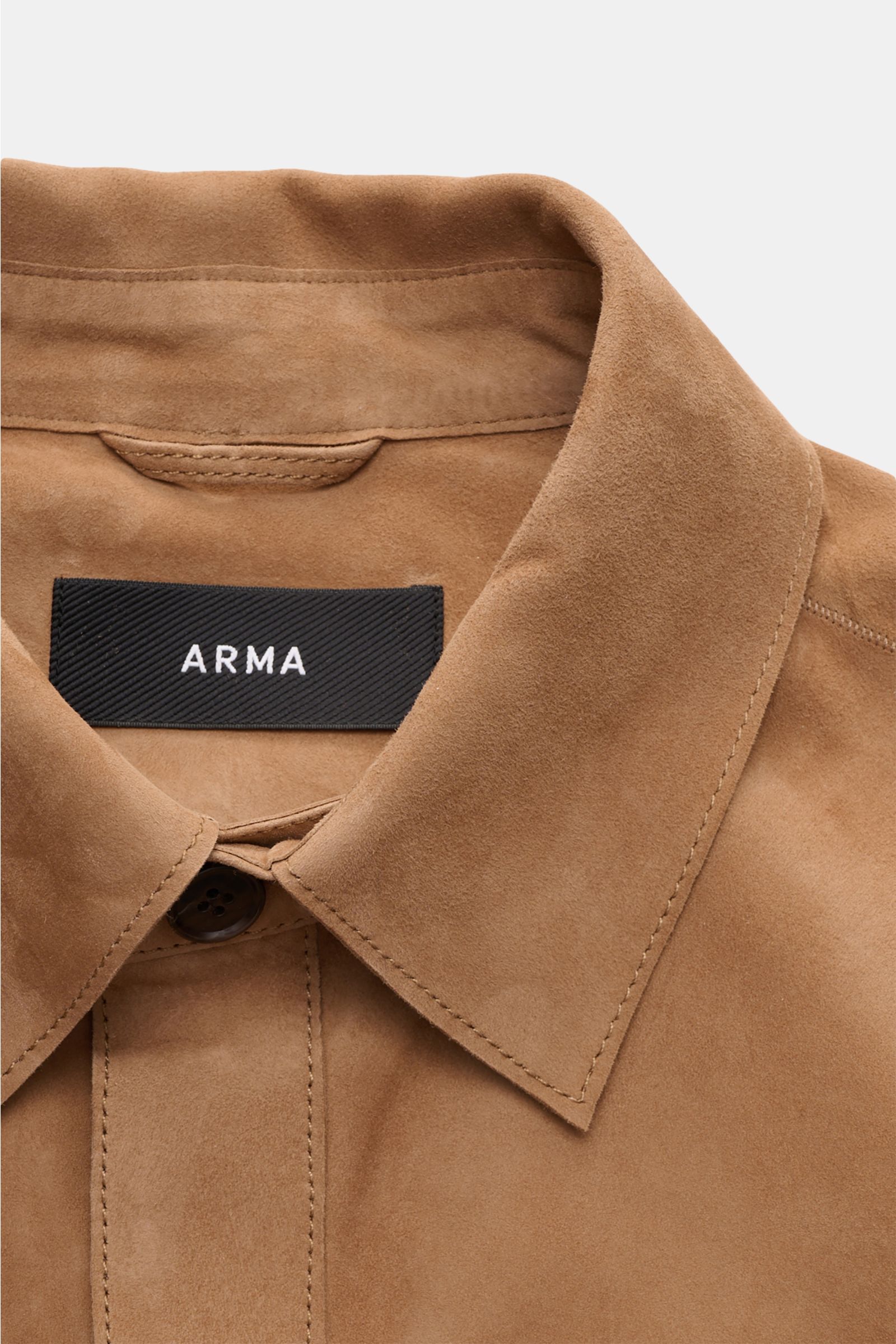 Nahaufnahme der Arma Velourslederjacke 'Dino' hellbraun von vorne, zeigt weichen Umlegekragen aus softem Veloursleder mit Slim Fit, Sechs-Knopf-Leiste und Unconstructed Design.