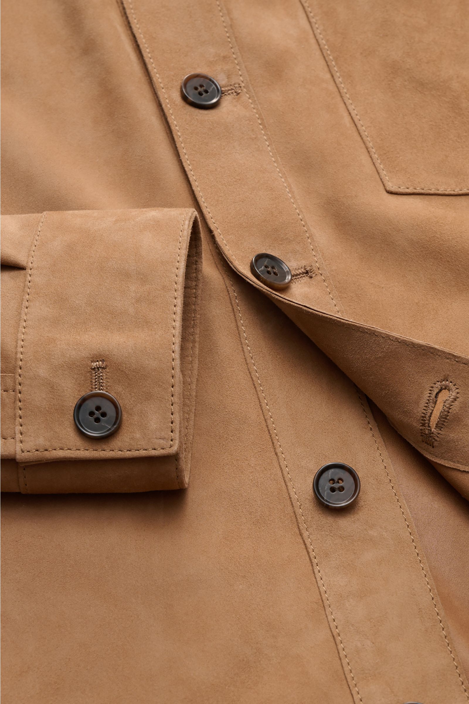 Arma Velourslederjacke 'Dino' hellbraun, Detailfoto von Knopfleiste und Ärmel mit sechs Knöpfen, softes Veloursleder, Slim Fit.