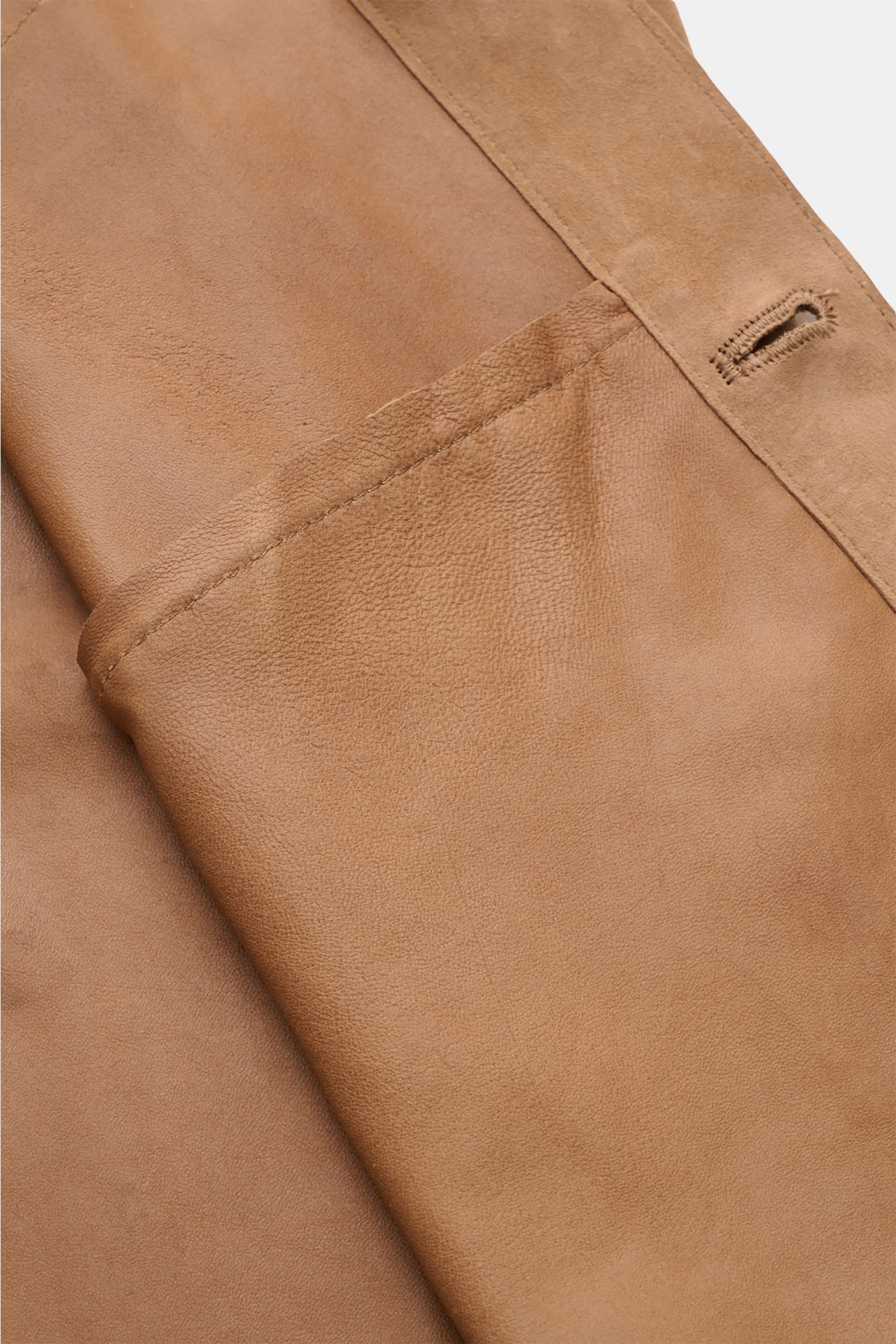 Arma Velourslederjacke 'Dino' hellbraun im Close-up, weiches Veloursleder, Slim Fit, Umlegekragen, sechs Knöpfe, drei Fronttaschen, Knopfärmel, unconstructed Design.