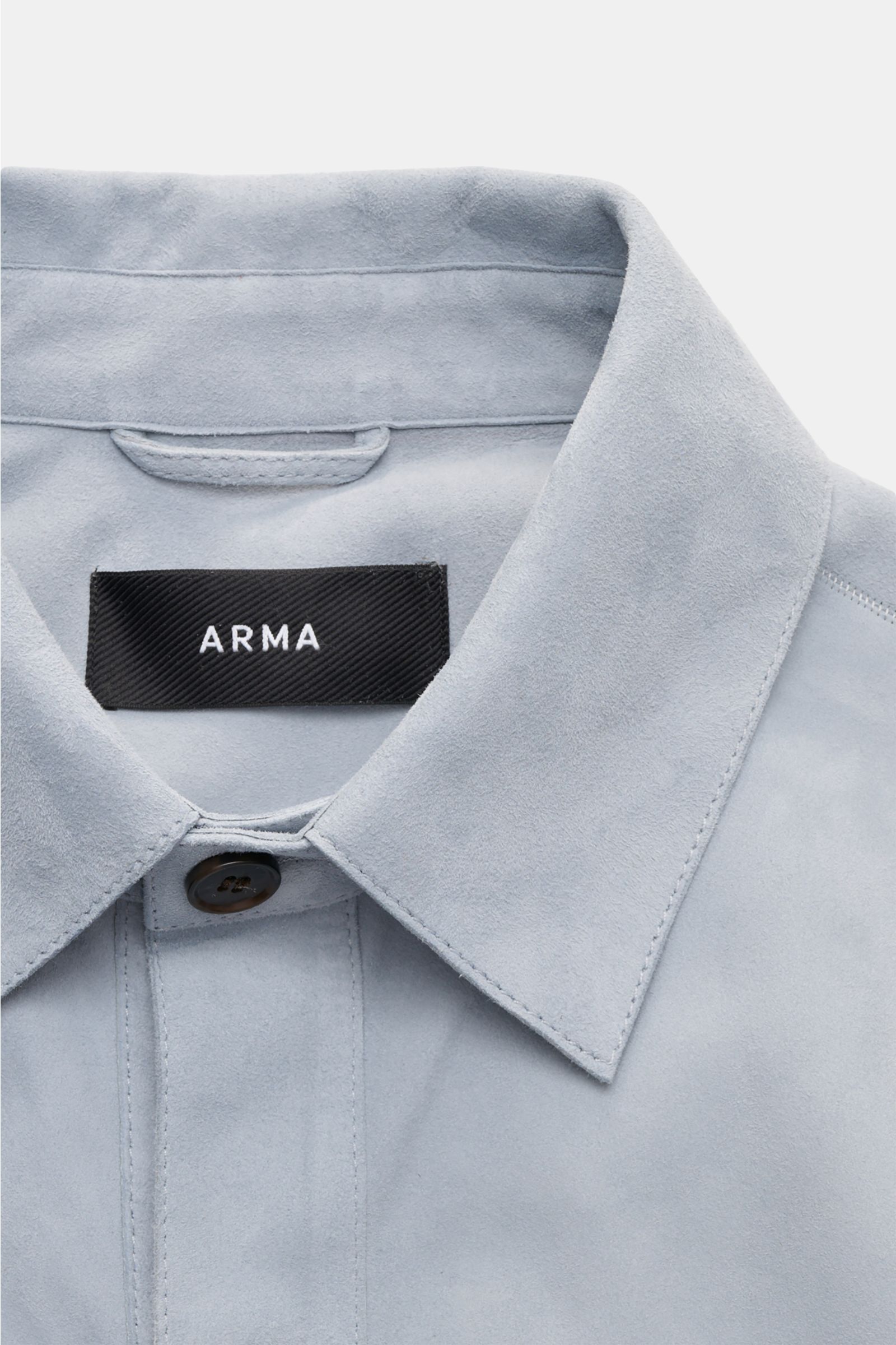 Arma Velourslederjacke 'Dino' rauchblau, Slim Fit, weiches Veloursleder mit Umlegekragen, Sechs-Knopf-Leiste, Detailansicht von oben.