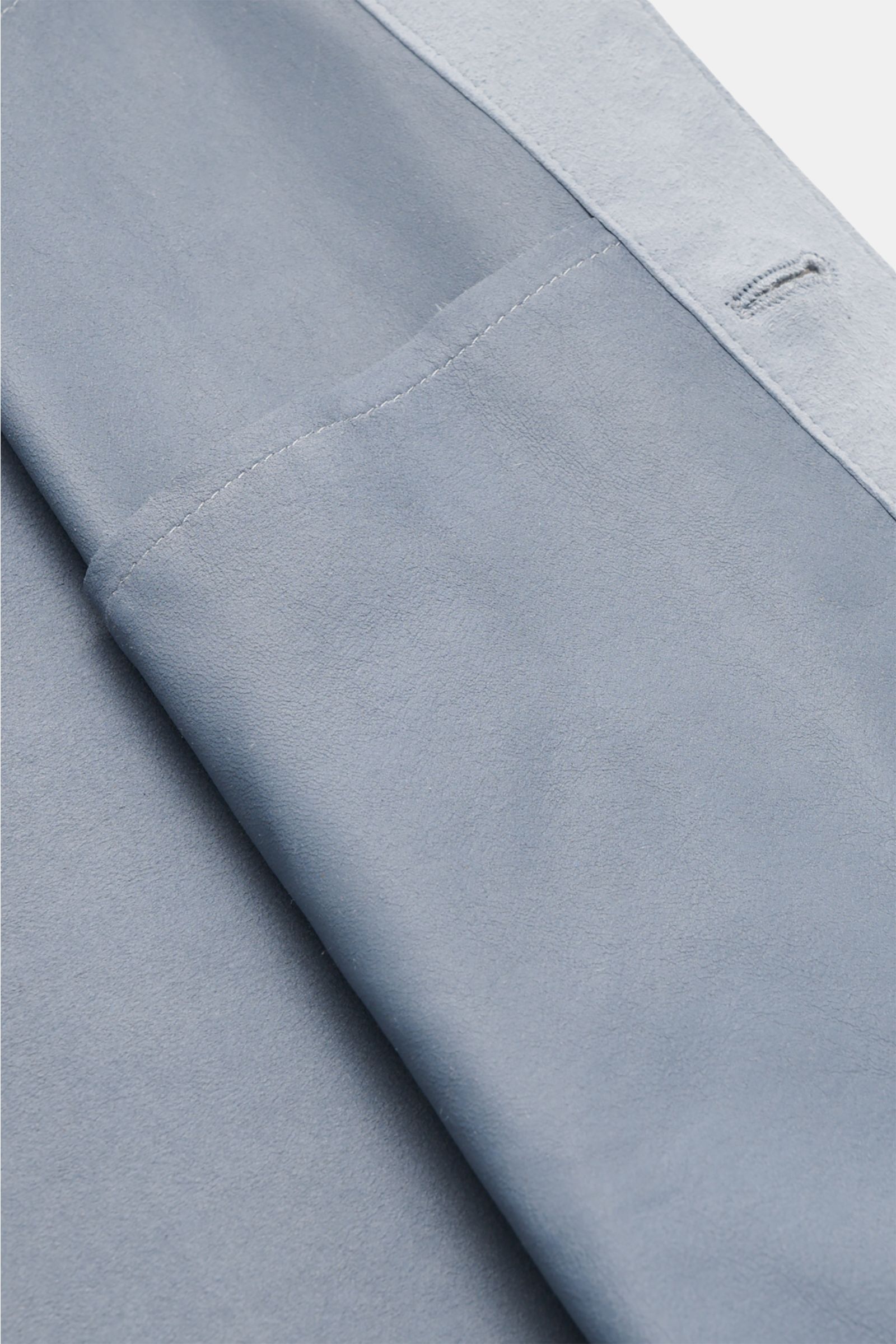 Arma Velourslederjacke 'Dino' rauchblau in Nahaufnahme, weiches Veloursleder mit Nahtdetails und Unconstructed Design.