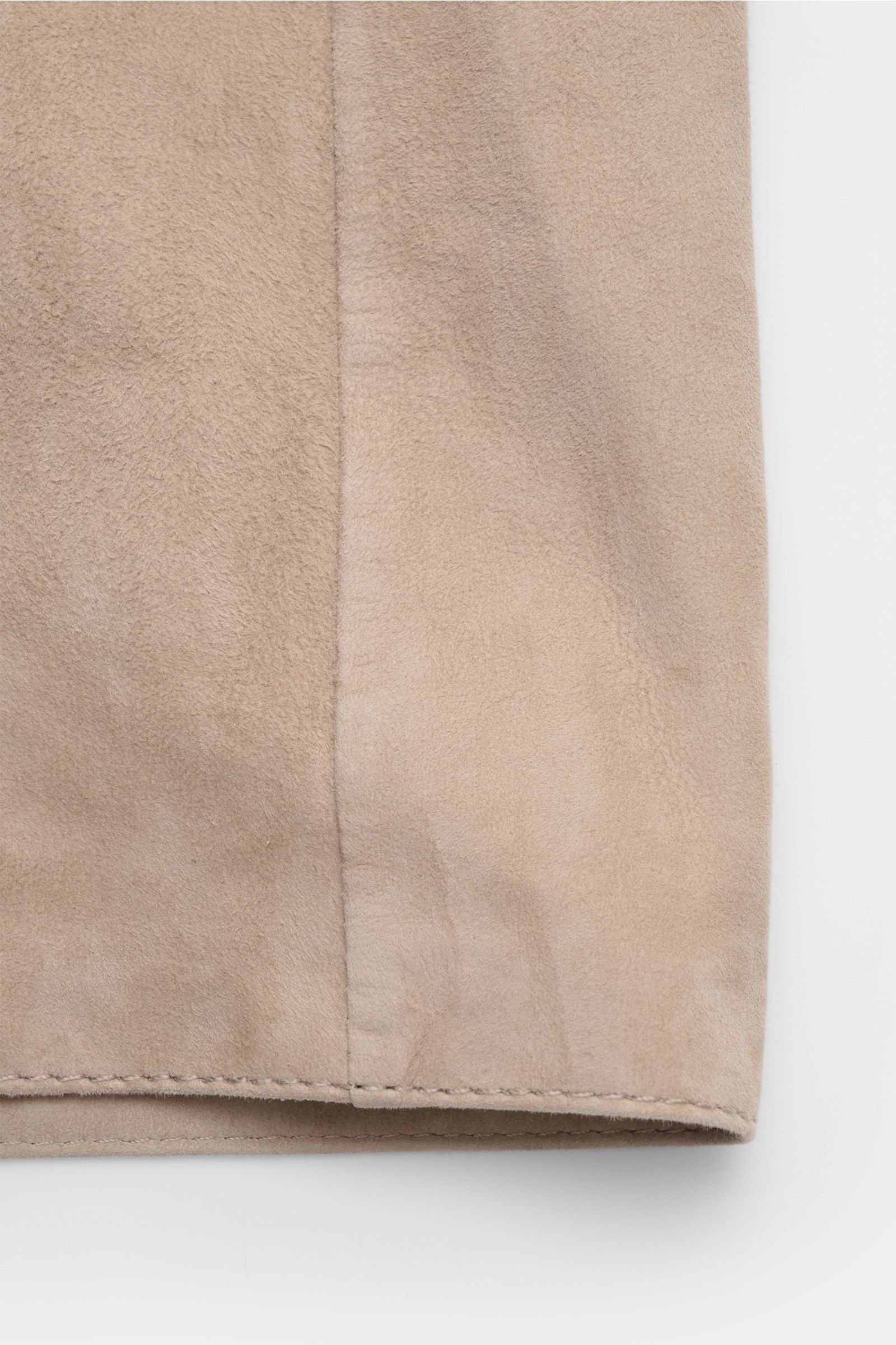Arma Velourslederjacke 'Hardin' beige aus weichem Ziegenveloursleder, Slim Fit mit Umlegekragen, Metall-Reißverschluss, Detailaufnahme Stoffstruktur.