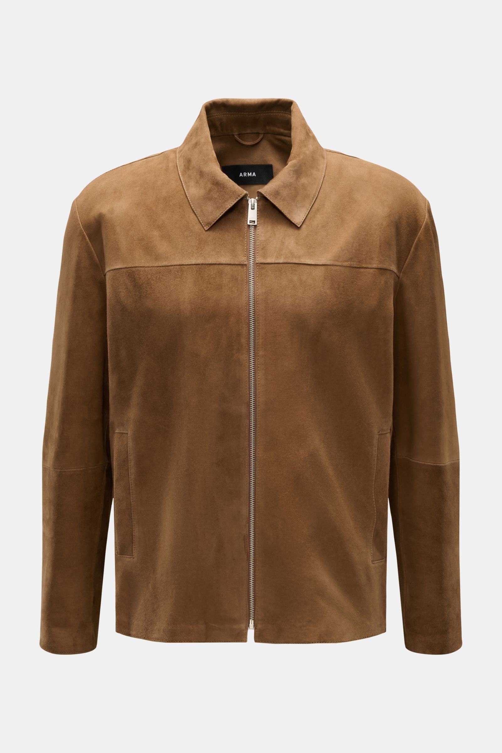 Front view of the Arma Velourslederjacke 'Masis' hellbraun, made of geschmeidiges Ziegenveloursleder, with weicher Griff, Slim Fit, robuster Metall-Reißverschluss, Umlegekragen, schräge Leistentaschen mit Druckknopf, Ärmel- und Saumabschlüsse mit Bündchen