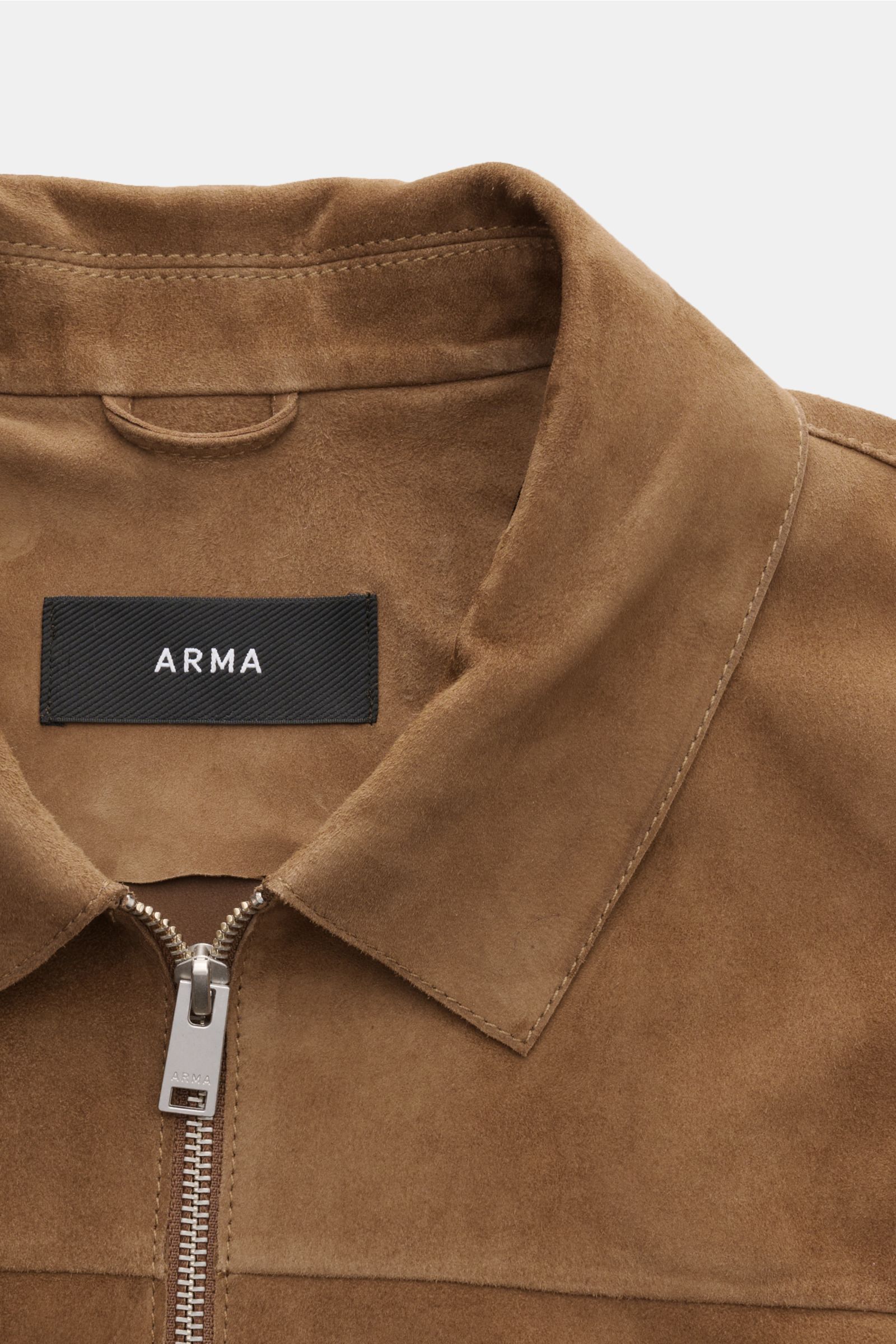 Close-up front view of the Arma Velourslederjacke 'Masis' hellbraun showcasing geschmeidiges Ziegenveloursleder, weicher Griff, Slim Fit, robuster Metall-Reißverschluss, Umlegekragen, schräge Leistentaschen mit Druckknopf, Ärmel- und Saumabschlüsse mit Bü