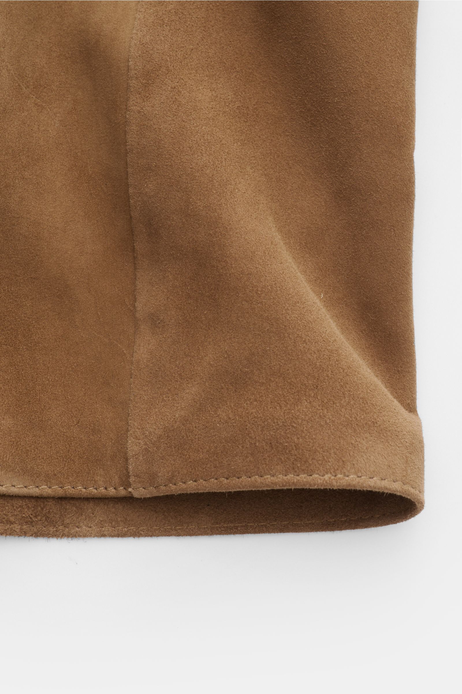 Close-up view from the lower front side of the Arma Velourslederjacke 'Masis' hellbraun, featuring geschmeidiges Ziegenveloursleder, weicher Griff, Slim Fit, robuster Metall-Reißverschluss, Umlegekragen, schräge Leistentaschen mit Druckknopf, Ärmel- und S