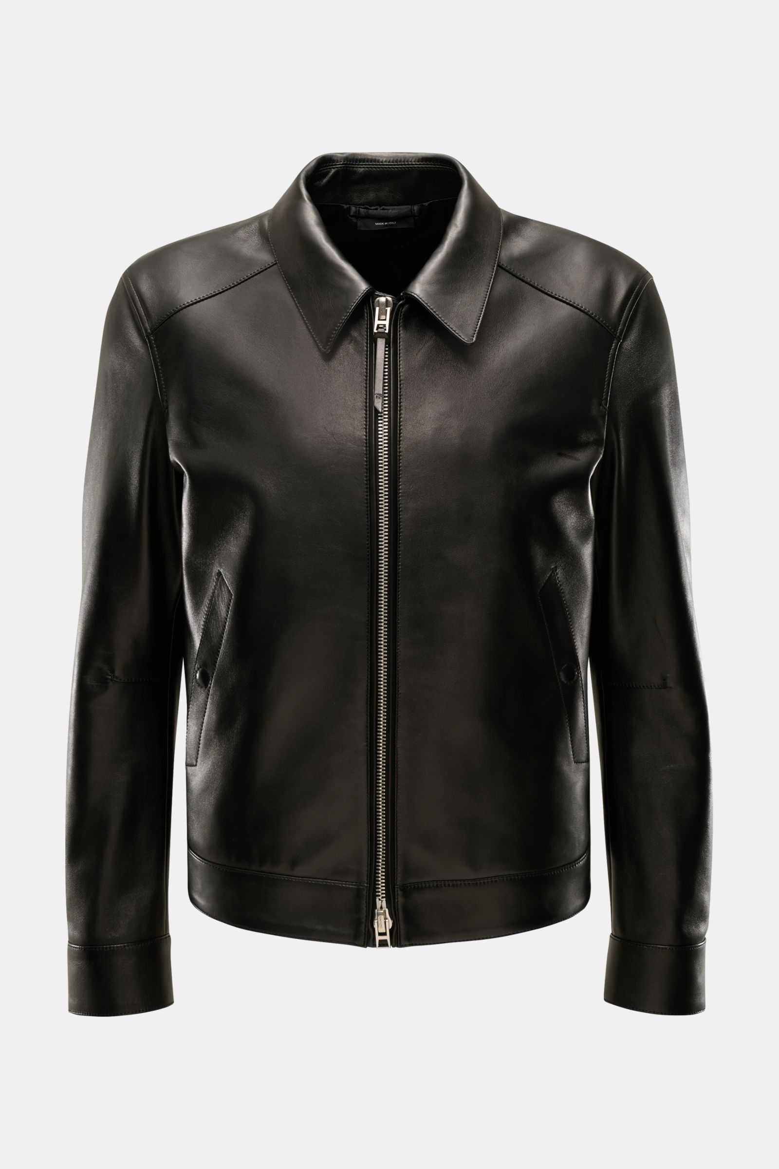Front view of Tom Ford Lederjacke schwarz, a sleek black lamb leather jacket with a fold-over collar, slim fit, zip closure, angled hip pockets with snap buttons, snap button cuffs, smooth lining, and one inner pocket.

Luxus wie gewohnt von TOM FORD: 