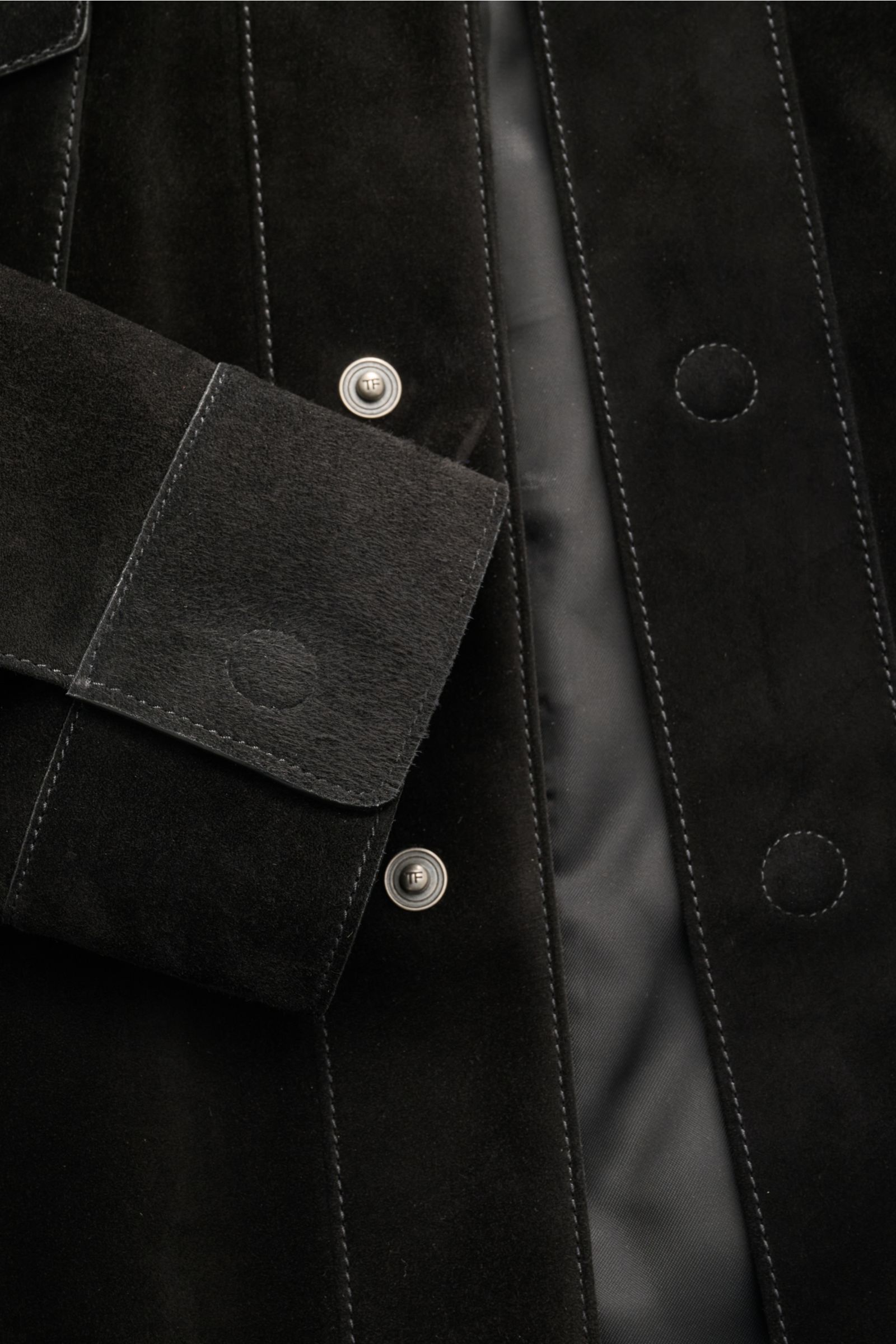 Close-up front view of the Tom Ford Velourslederjacke schwarz in black suede showing soft texture, snap buttons, and pocket flap.