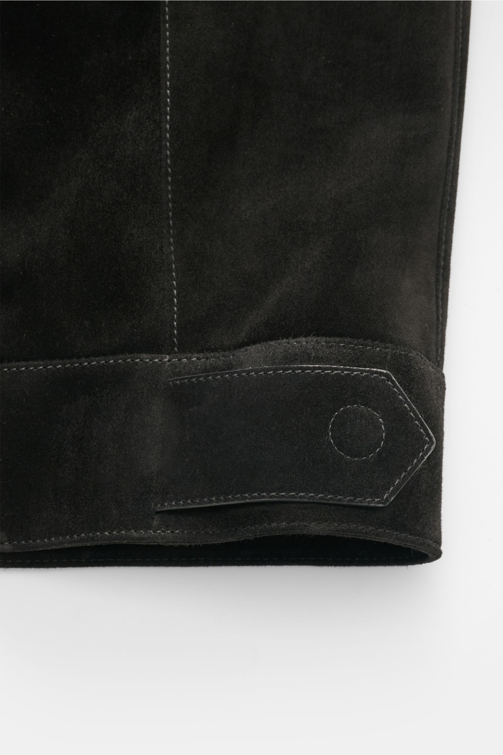 Close-up side view of Tom Ford Velourslederjacke schwarz showing fine black suede leather, detailed stitching, and adjustable waist strap.