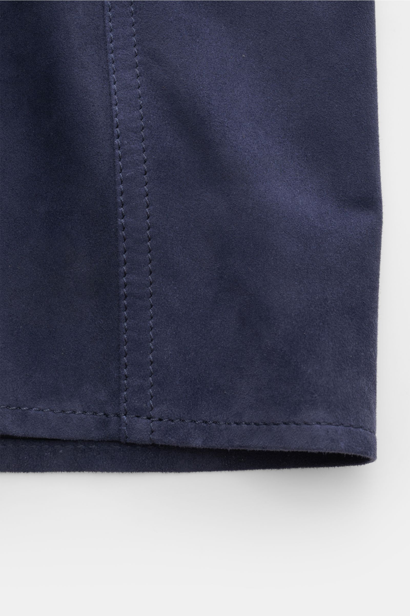 Close-up front side view of Brunello Cucinelli Veloursleder-Overshirt navy in soft, smooth veloursleder with visible stitching details.

Description: Souveräne Frühlings-Eleganz: Das Veloursleder-Overshirt von BRUNELLO CUCINELLI überzeugt mit luxuriöse
