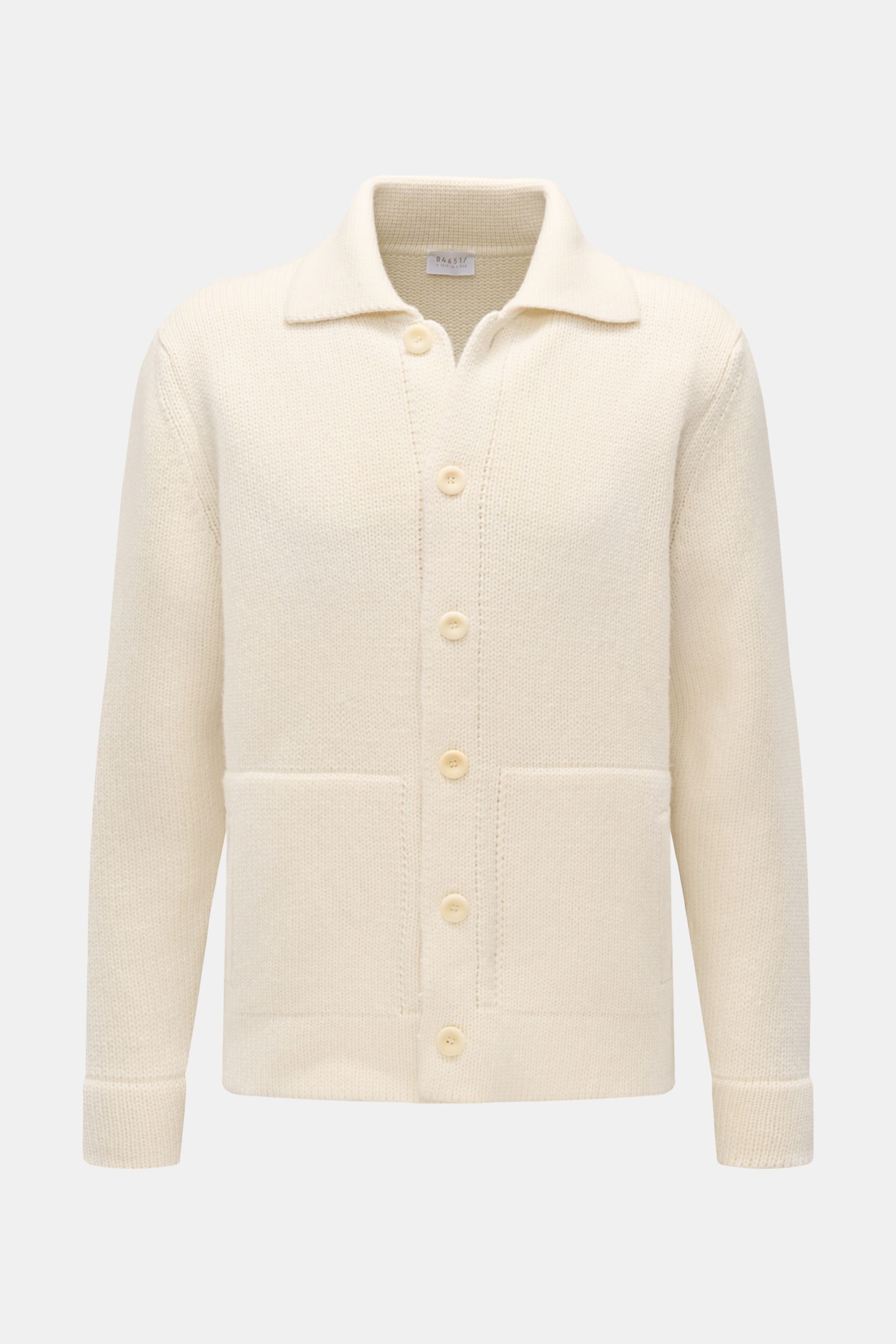 Frontale Nahaufnahme des offwhite 04651/ A trip in a bag Cardigan 'Boiled Blouson' mit sechs Knöpfen, Umlegekragen, schräge Hüfttaschen, Rippbündchen, Slim Fit, mittelfeinem Strick und schwerer Woll-Mix-Qualität.