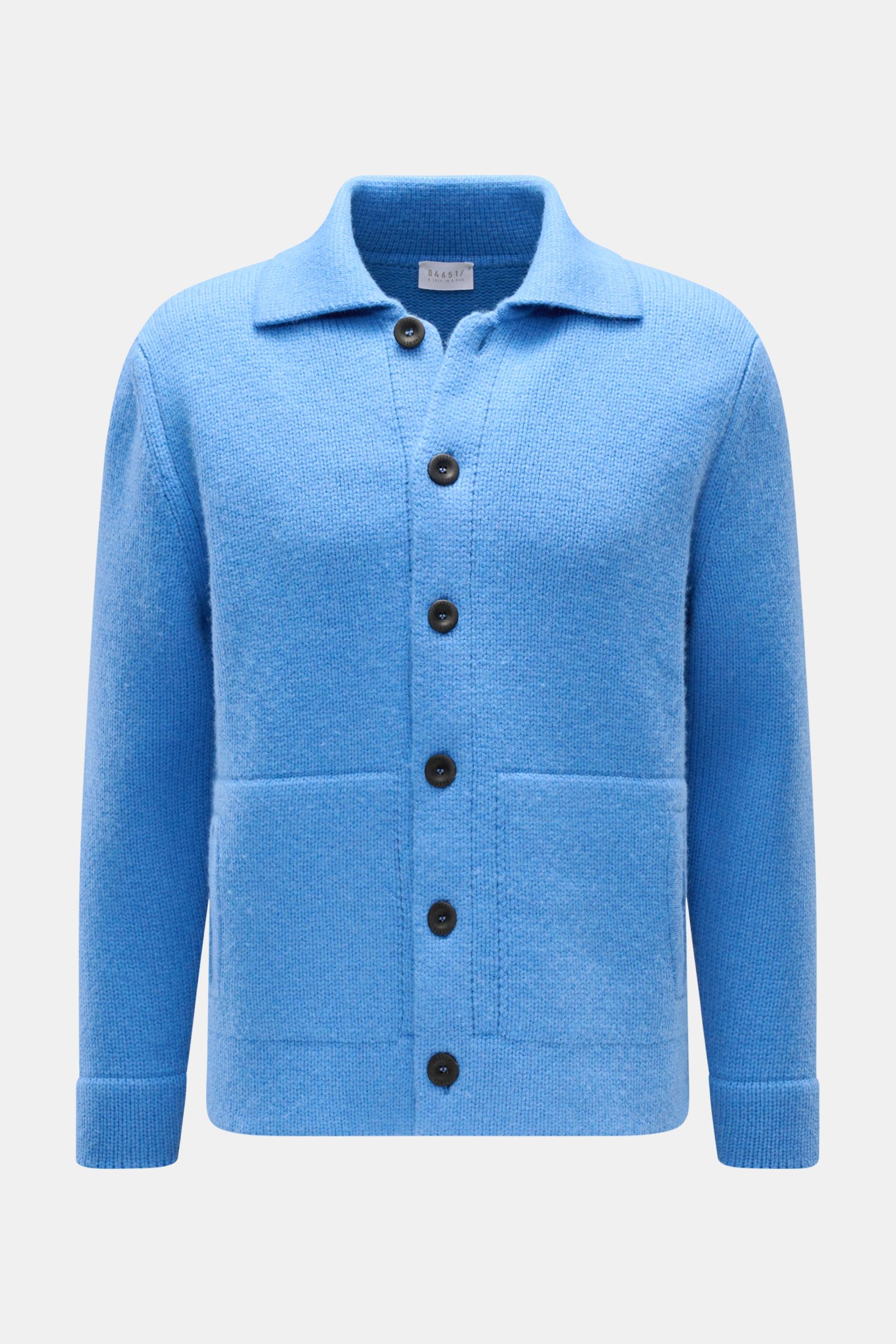 Frontansicht des blauen 04651/ A trip in a bag Cardigan 'Boiled Blouson' aus Woll-Mix mit Umlegekragen, sechs Knöpfen, Rippbündchen, Slim Fit und schrägen Hüfttaschen.