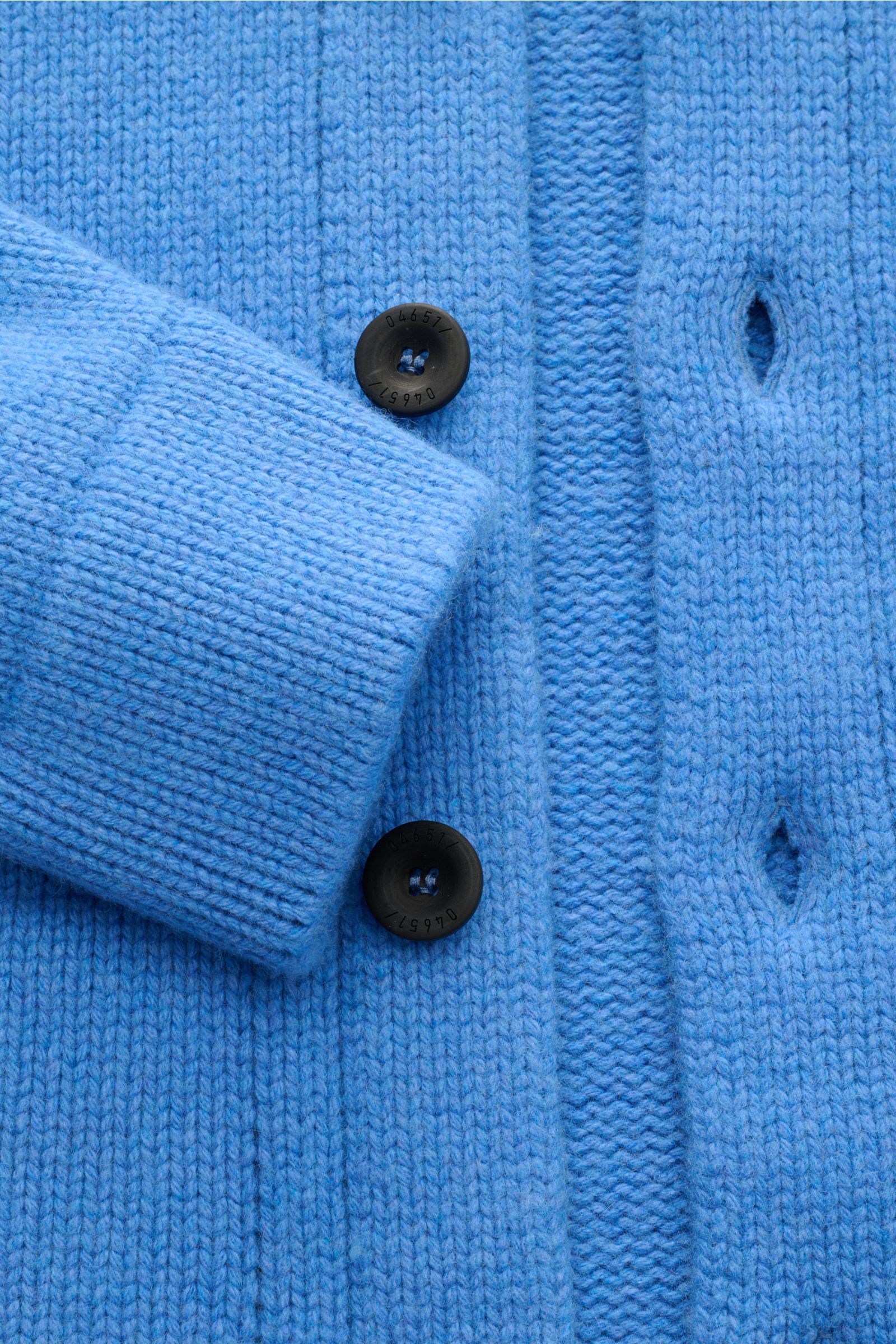 Nahaufnahme des 04651/ A trip in a bag Cardigan 'Boiled Blouson' blau mit dichten, mittelfeinen Strick, sechs schwarzen Knöpfen und Rippbündchen.