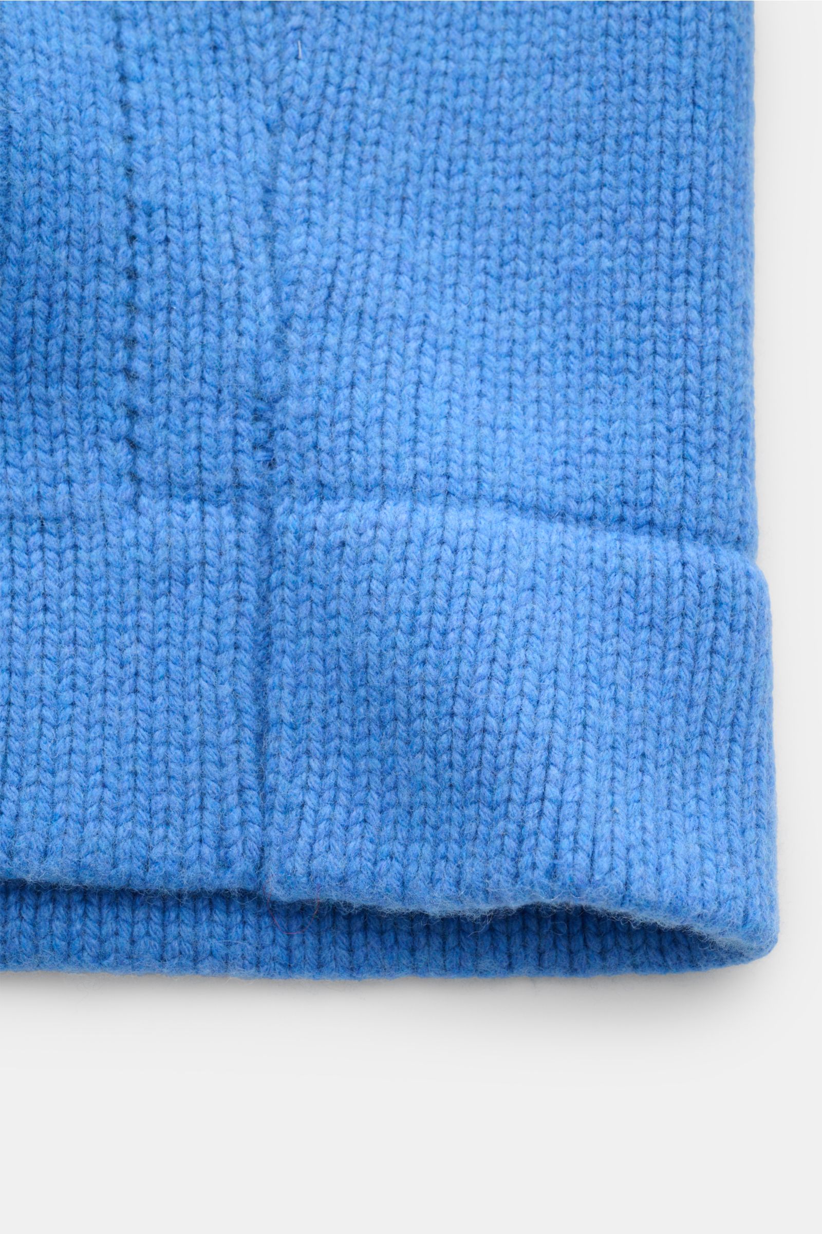 Blaues Strickbündchen des 04651/ A trip in a bag Cardigan 'Boiled Blouson' aus Woll-Mix, mittelfeines Strickbild, schwere Qualität, Detailfoto.