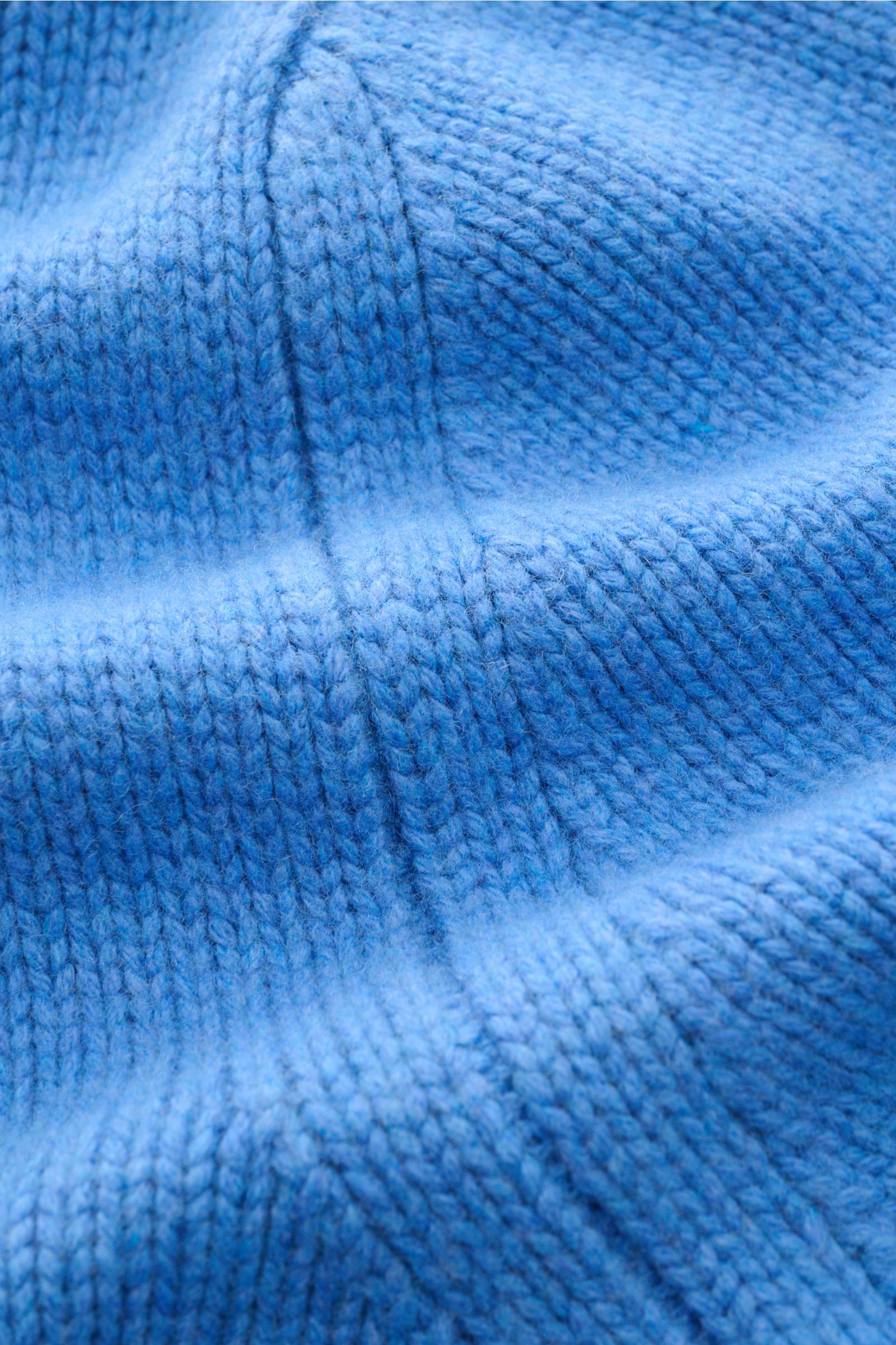 Detailaufnahme des mittelfeinen Strickbilds des 04651/ A trip in a bag Cardigan 'Boiled Blouson' blau aus Wolle, Cashmere, Microfaser.