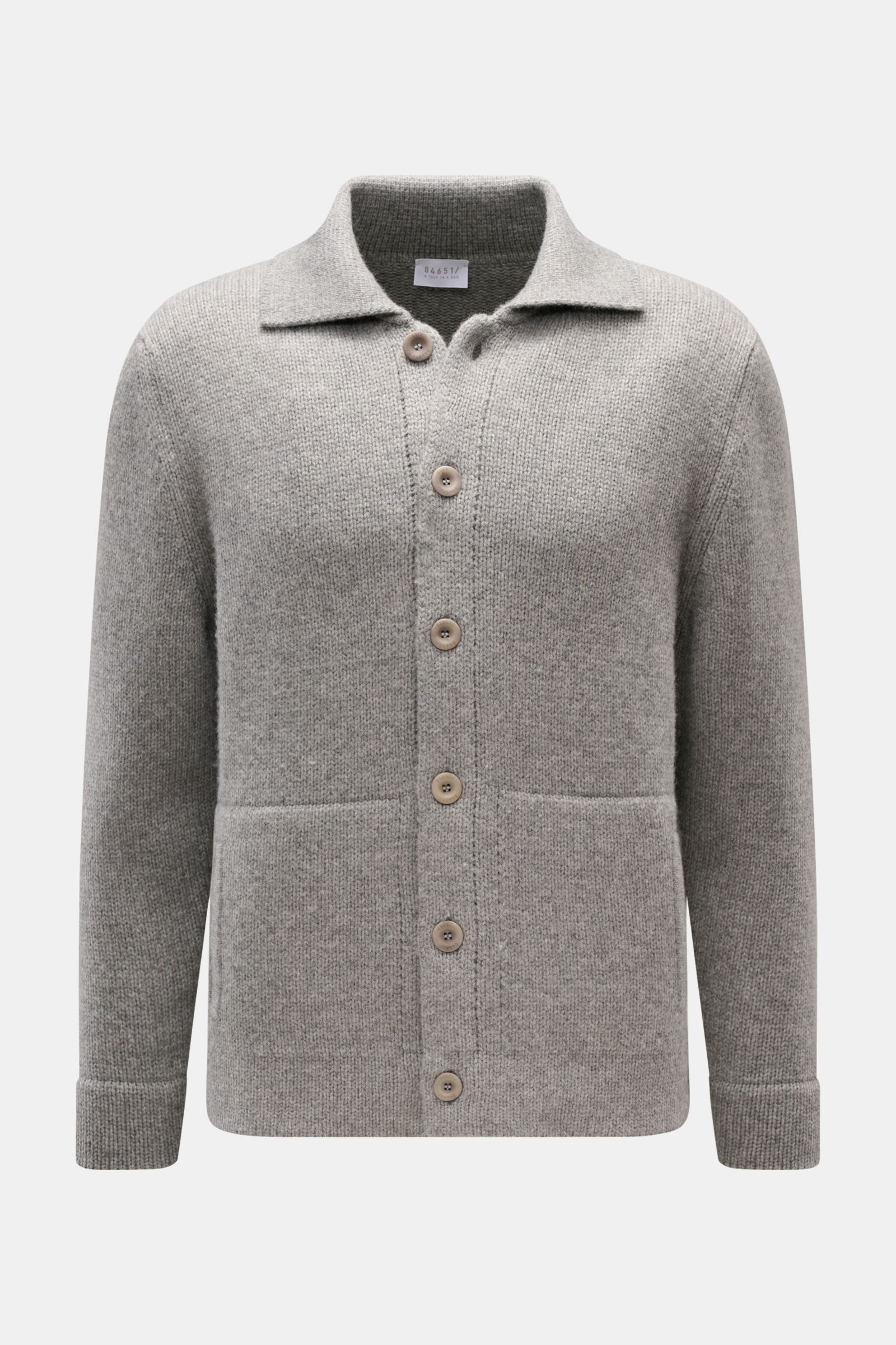 04651/ A trip in a bag Cardigan 'Boiled Blouson' grau meliert, Slim Fit, aus Woll-Mix mit Umlegekragen, Sechs-Knopf-Leiste, Rippbündchen, schräge Hüfttaschen, mittelfeinem Strick in Frontansicht.