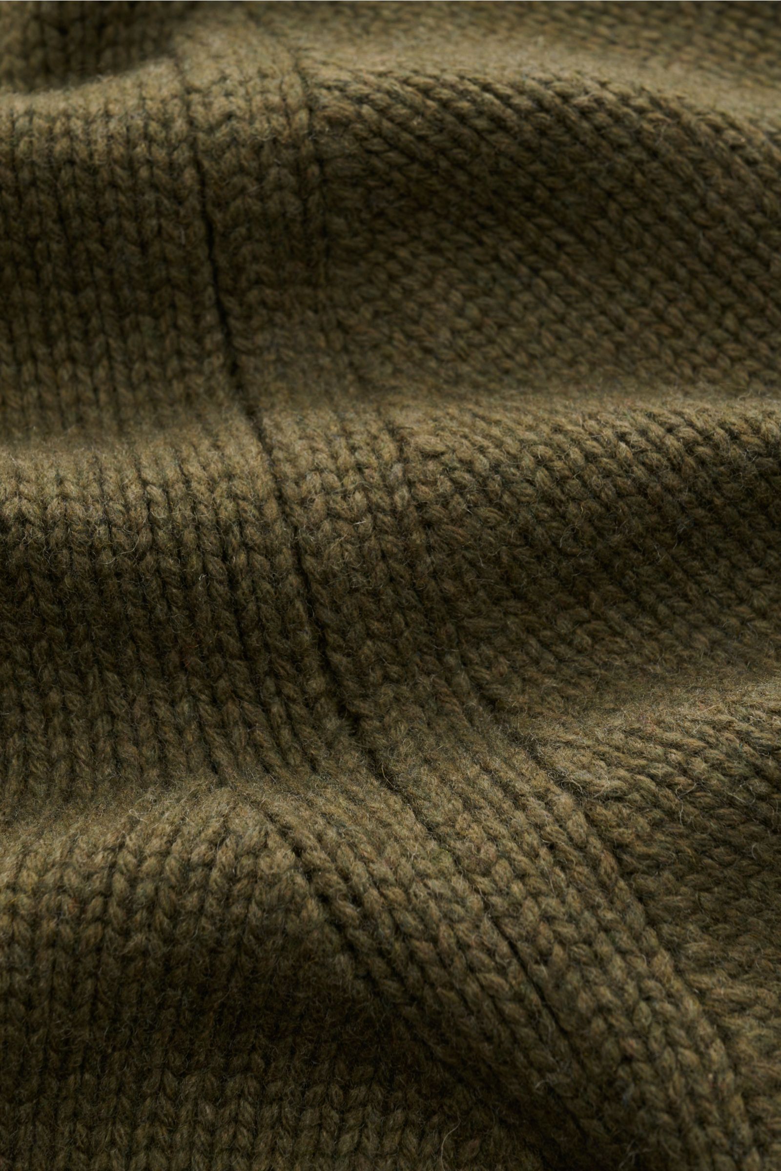 Close-up front view of the 04651/ A trip in a bag Cardigan 'Boiled Blouson' olive showing chunky medium-fine knit wool blend fabric with ribbed bands.

The cardigan 'Boiled Blouson' made of a premium wool blend by label 04561 / A TRIP IN A BAG is a mus