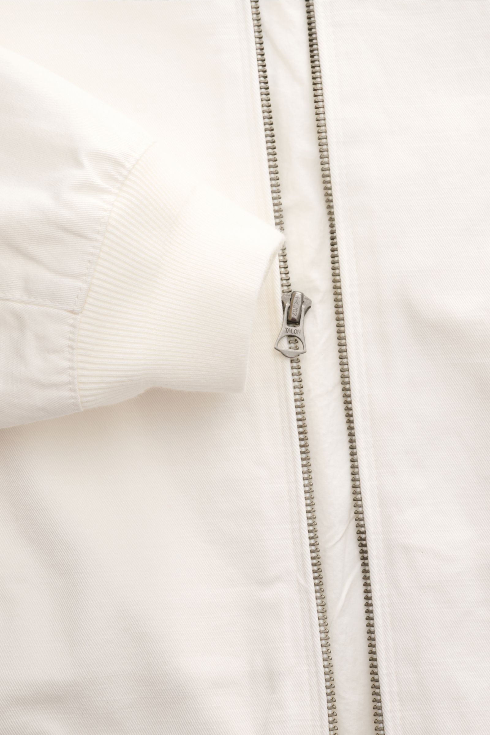 Nahaufnahme des Polo Ralph Lauren Blouson weiß von vorne, zeigt den robusten Reißverschluss, flexible Rippbündchen und weichen Baumwolltwill.