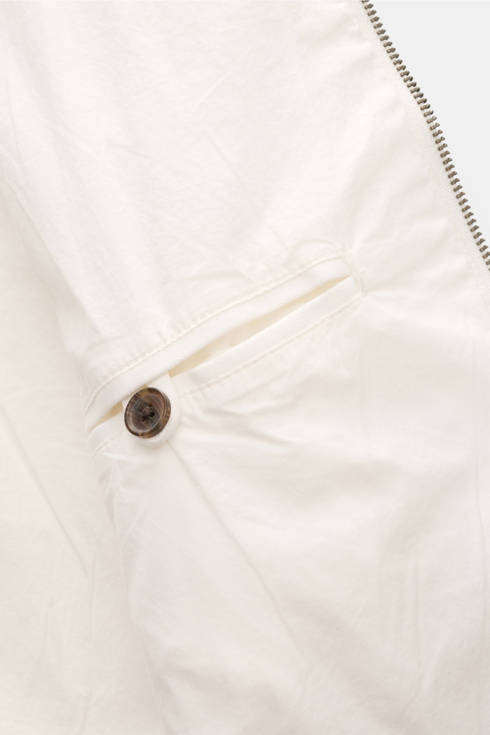 Nahaufnahme des Polo Ralph Lauren Blouson weiß aus Baumwolltwill, zeigt schräge Hüfttasche mit Knopf in Slim Fit, Reißverschluss.