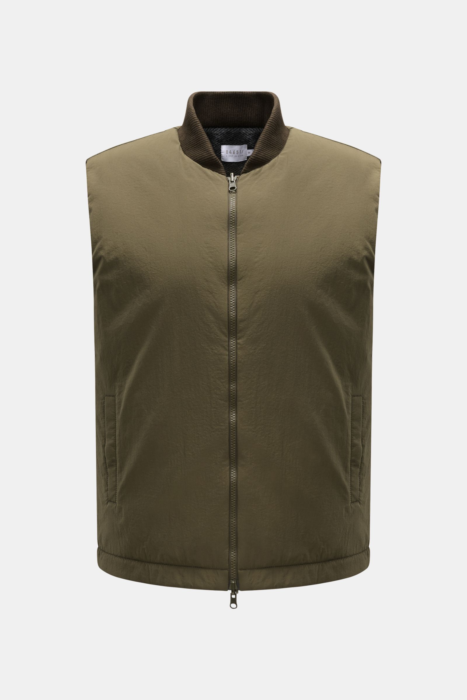 Front view of the 04651/ A trip in a bag Parka 'The Triple' oliv, a versatile parka with removable vest, made of high-quality microfiber, featuring a lightly textured feel, regular fit, zipper, and side pockets. Sportlich-leger durch die Übergangszeit: De