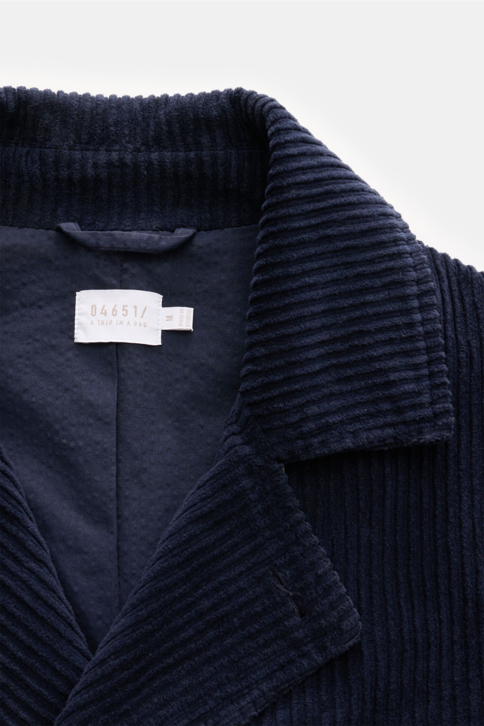 Nahaufnahme der variablen Reverskragenpartie der 04651/ A trip in a bag Cord-Cabanjacke navy aus navy Breitcord mit weichem Griff und Stretch-Anteil.