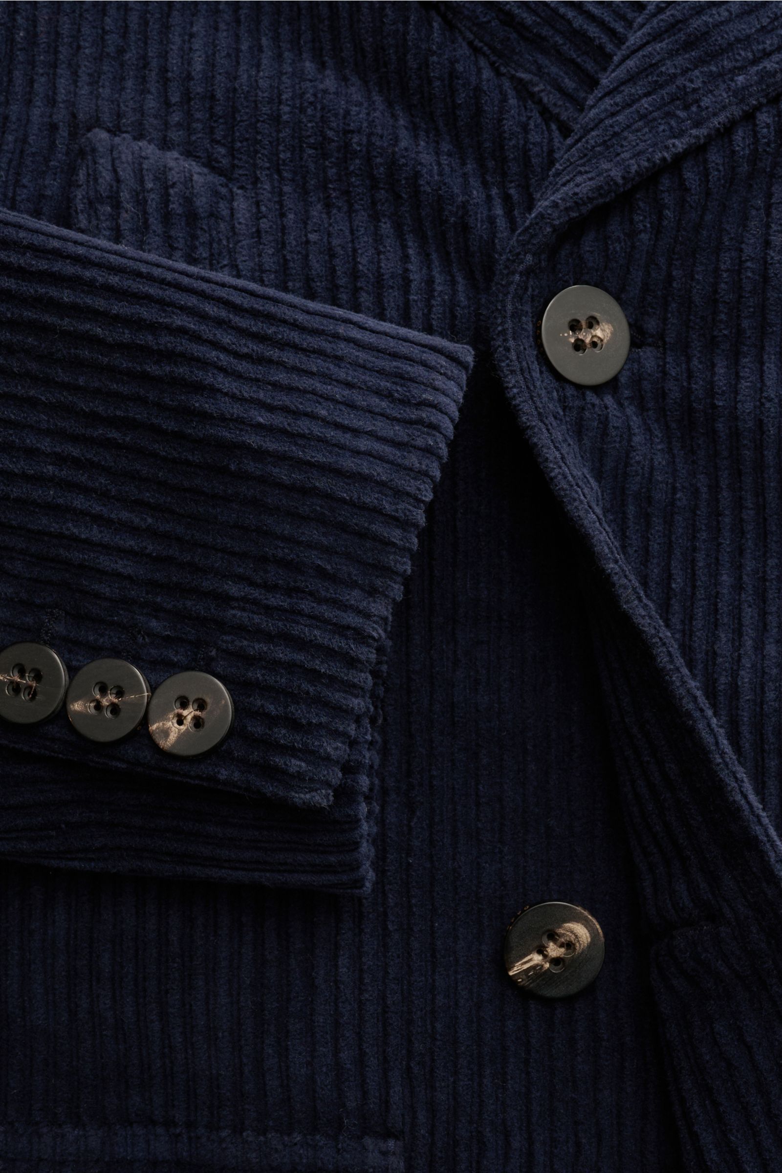 Nahaufnahme der 04651/ A trip in a bag Cord-Cabanjacke navy aus Breitcord-Baumwolle mit Stretch-Anteil, Slim Fit, drei Knöpfen, Reverskragen und Knopfärmeln.