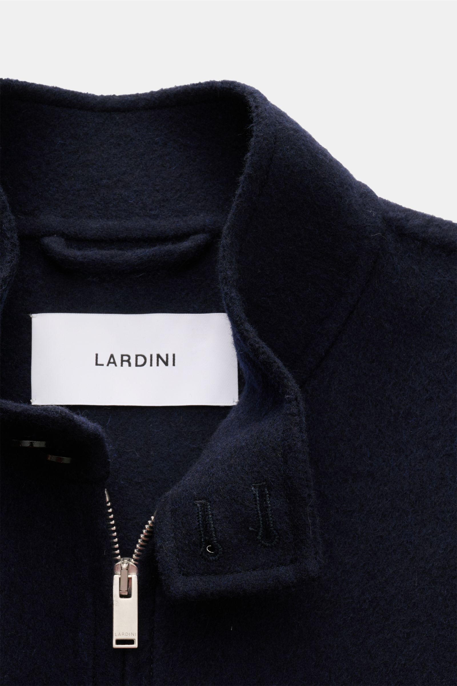 Nahaufnahme der Lardini Flanell-Jacke 'Aaberit' navy, ungefüttert aus weichem Wolle-Cashmere-Flanell mit Stehkragen, verdecktem Zwei-Wege-Reißverschluss und Knopfriegel, fotografiert von schräg oben.