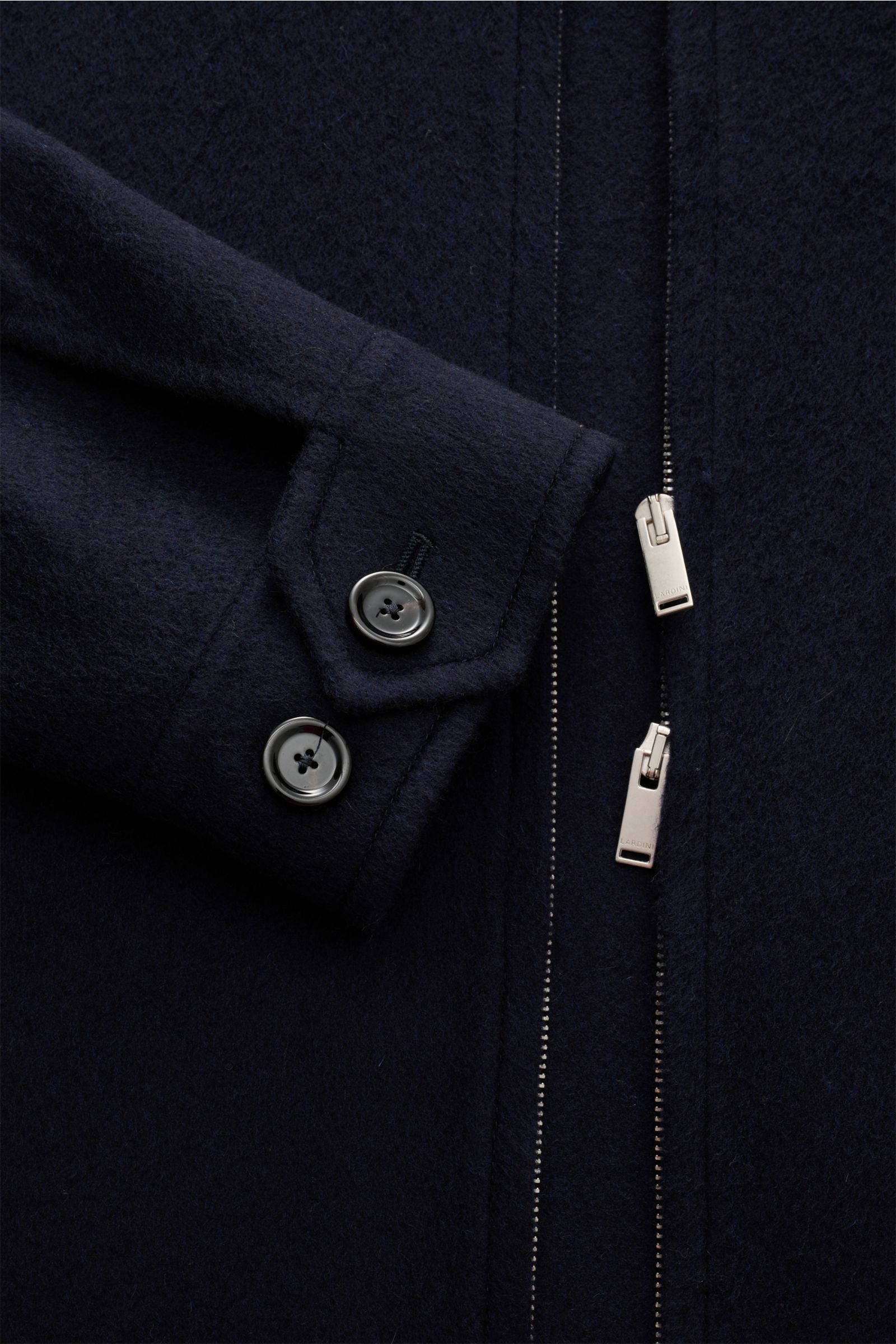 Lardini Flanell-Jacke 'Aaberit' navy, Detailaufnahme von Ärmel mit Knöpfen und verdecktem Zwei-Wege-Reißverschluss aus weichem Wolle-Cashmere-Flanell.