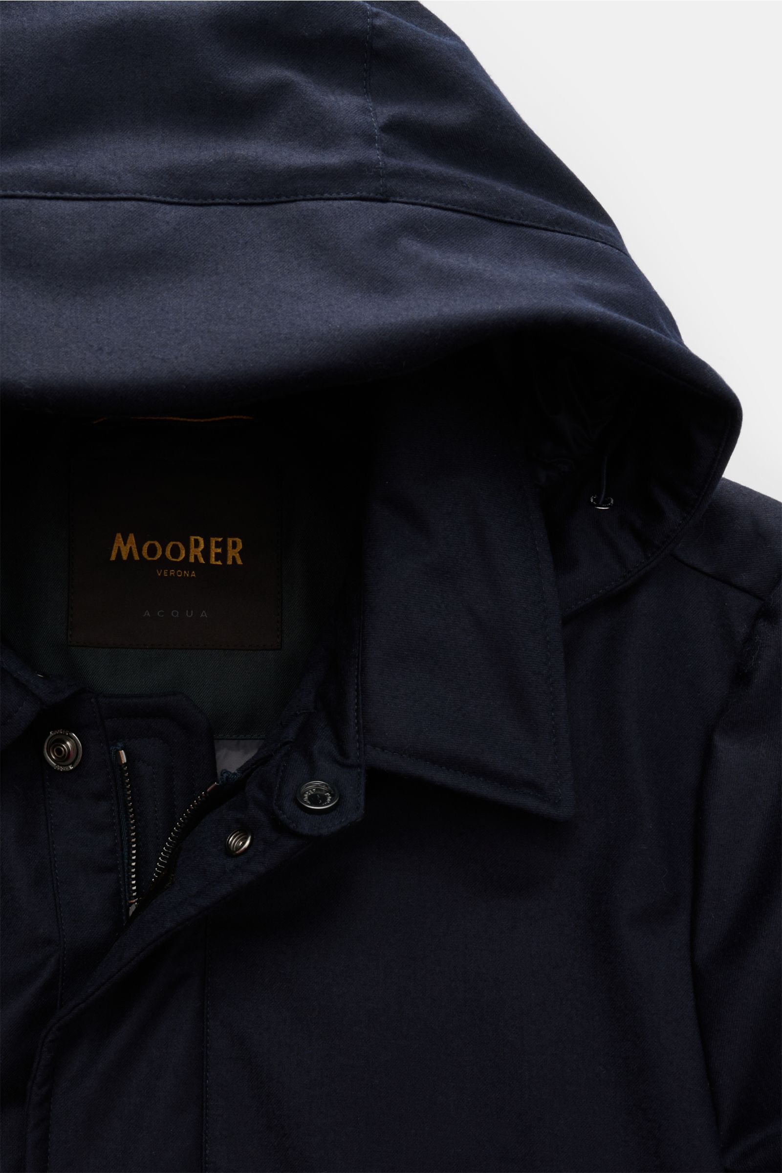 Moorer Daunenparka 'Vido' dark navy aus Woll-Cashmere-Mix, Detailansicht von oben mit Kapuze, Reißverschluss und Druckknöpfen.
