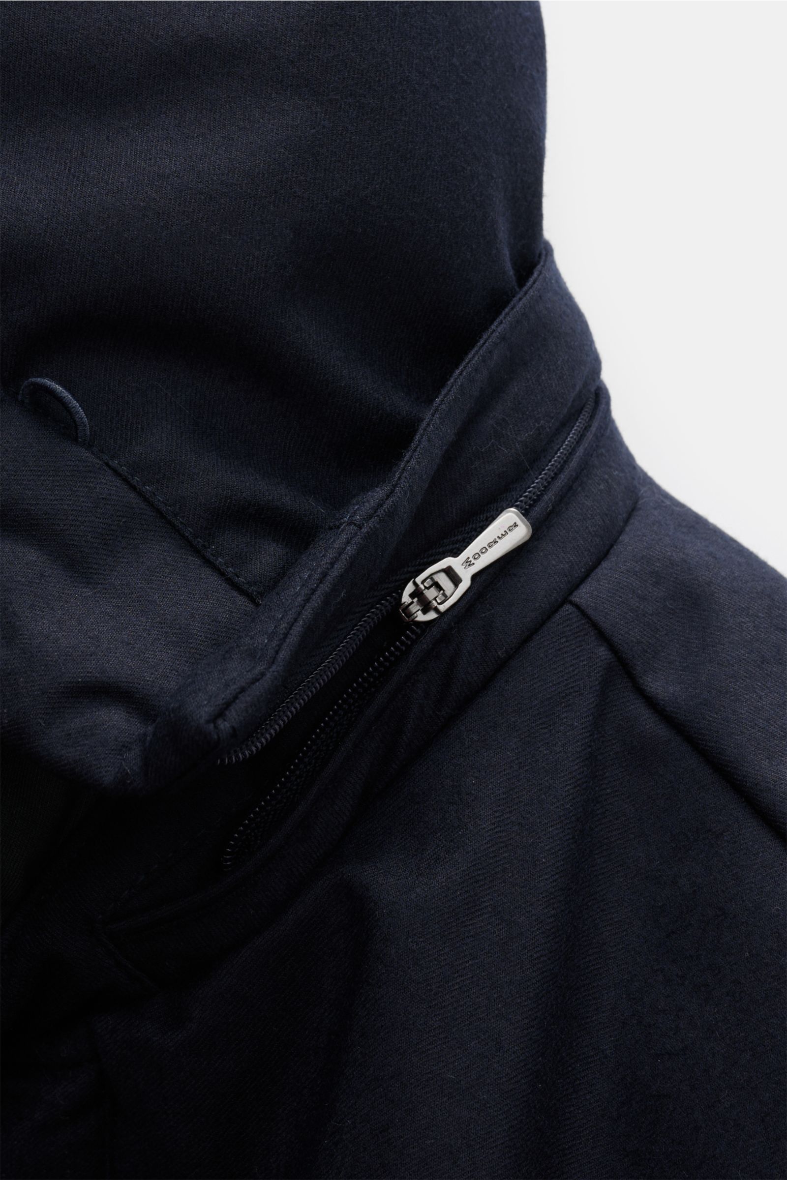 Nahaufnahme des Kragens mit Silber-Reißverschluss des Moorer Daunenparka 'Vido' dark navy aus Woll-Cashmere-Mix.