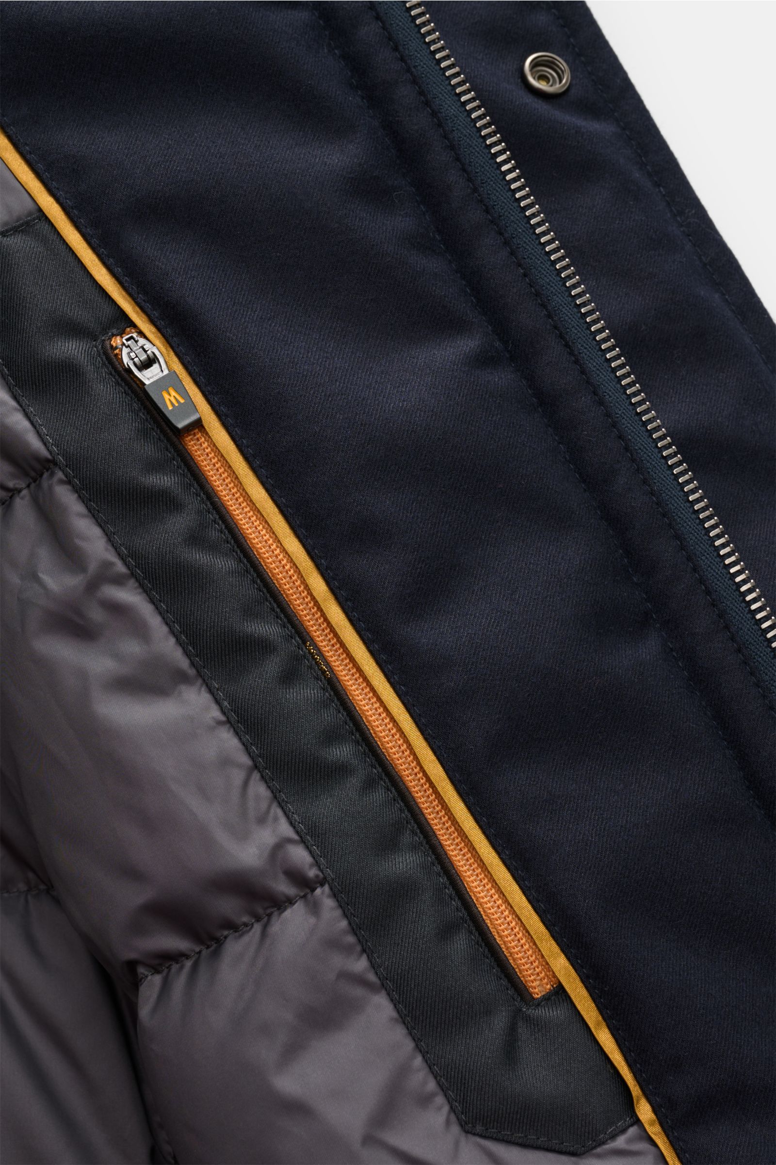 Nahaufnahme des Innenfutters und Reißverschlusses des Moorer Daunenparka 'Vido' dark navy aus Woll-Cashmere-Mix, Daunenfüllung, wasserabweisend.