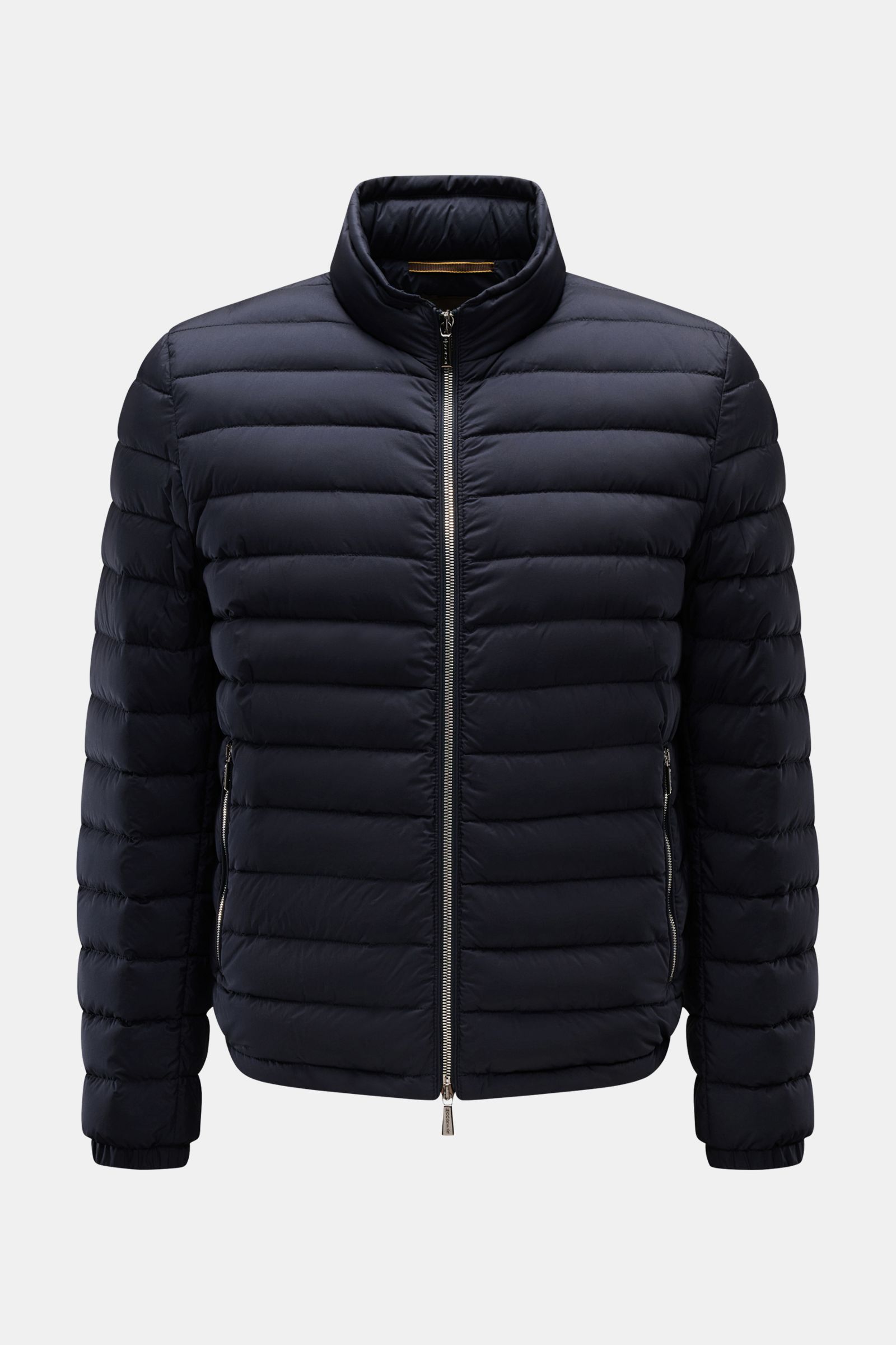 Moorer Jacke 'Elson' navy, frontal fotografiert, 2-in-1 mit herausnehmbarer Daunenfüllung, wind- und wasserabweisend, Slim Fit, mit zwei Innentaschen.