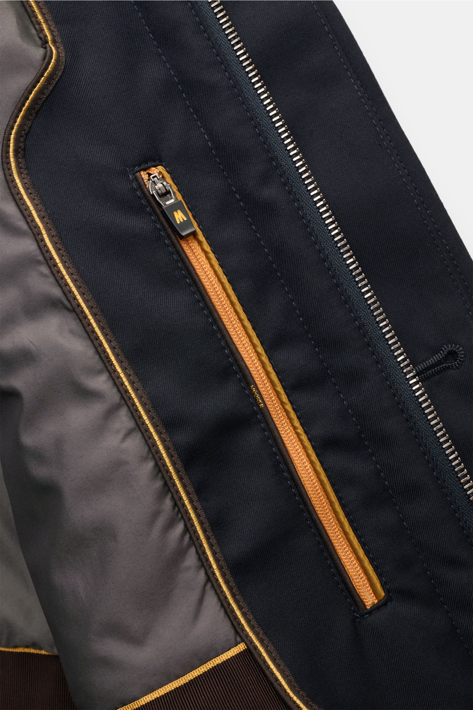 Nahaufnahme des Innenfutters und Reißverschlusses des Moorer Kurzmantels 'Elson' navy, 2-in-1 mit Daunenjacke, wind- und wasserabweisend.